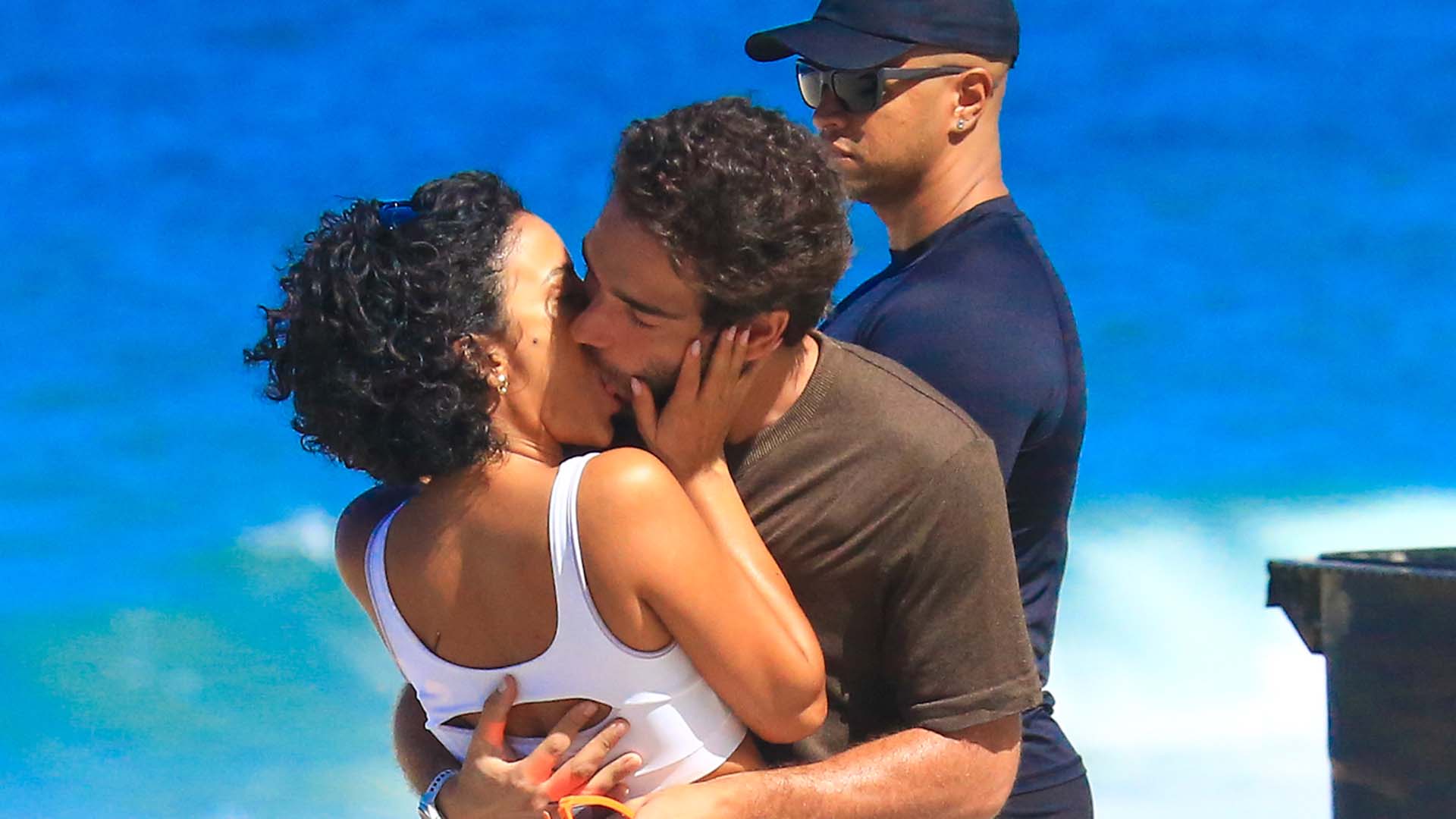 Vale Tudo: Bella Campos e Humberto Carrão gravam cena de ‘beijão’ na praia