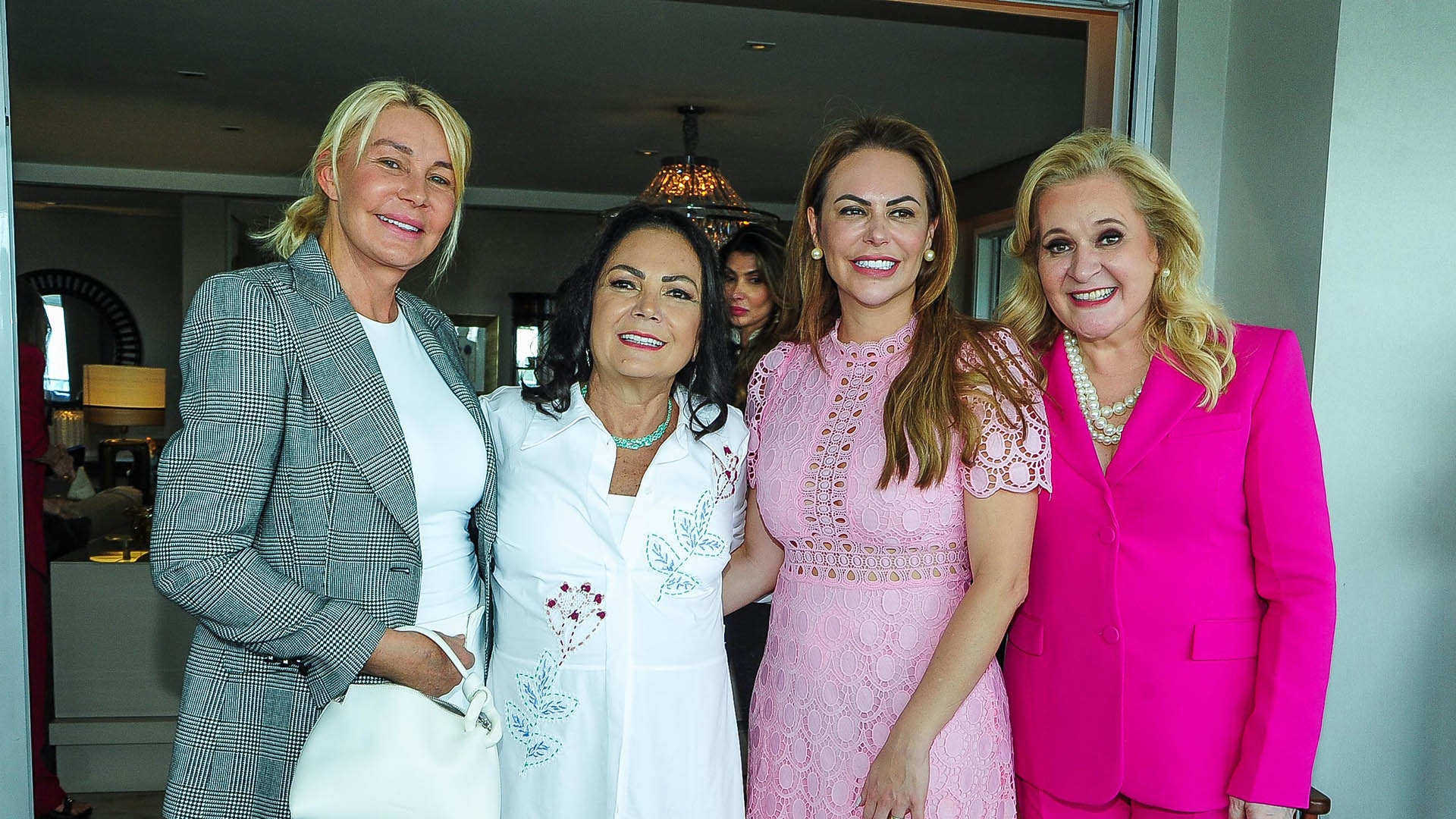 Rosely Cury recebe as amigas para almoço especial em seu apartamento