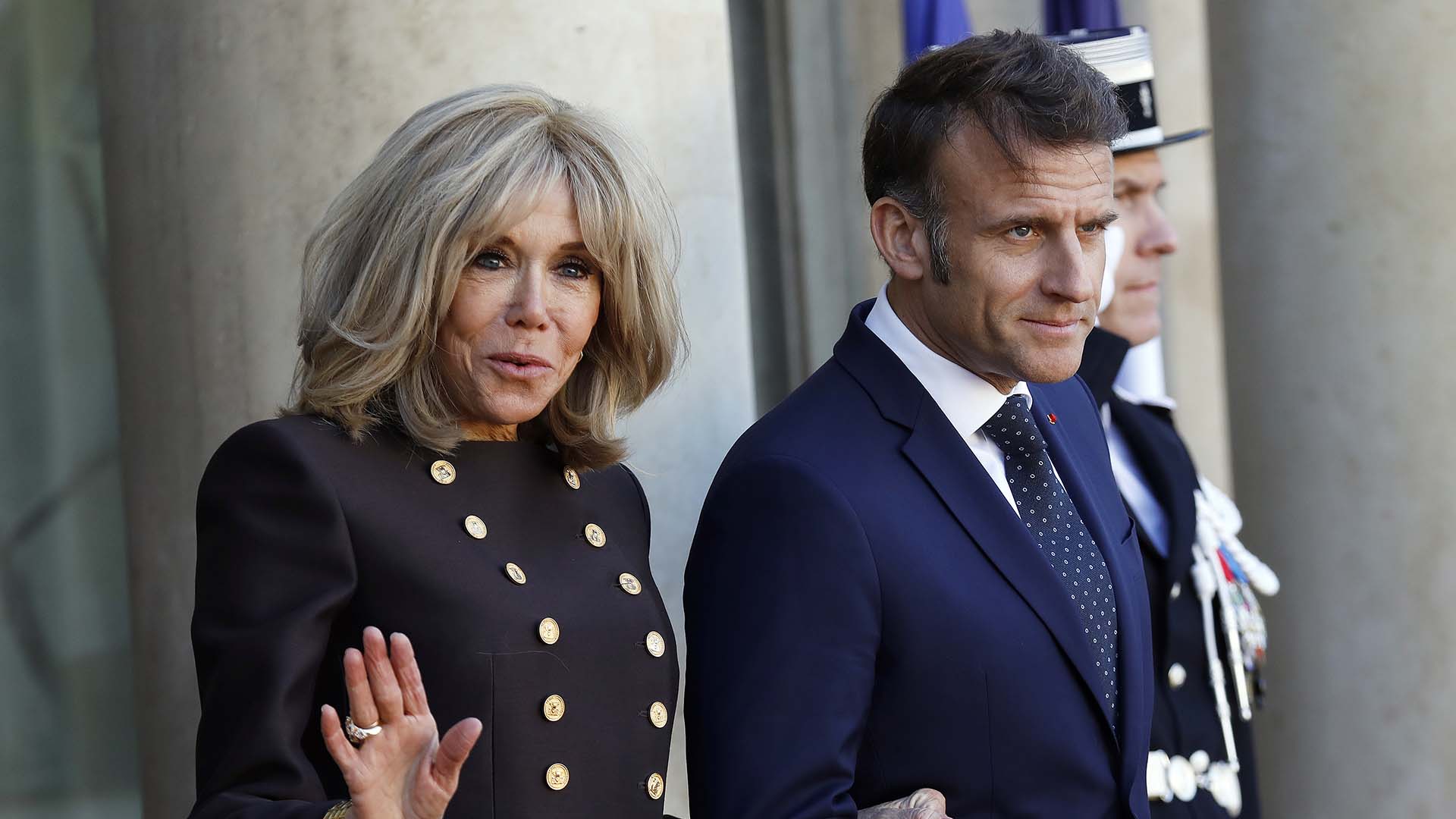 Primeira-dama da França bate no rosto do marido dentro de avião