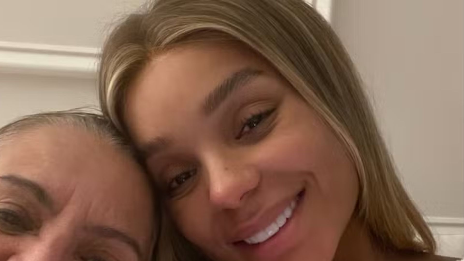 Mãe de Brunna Gonçalves surge em foto rara com a neta, Zuri: “Meus amores”