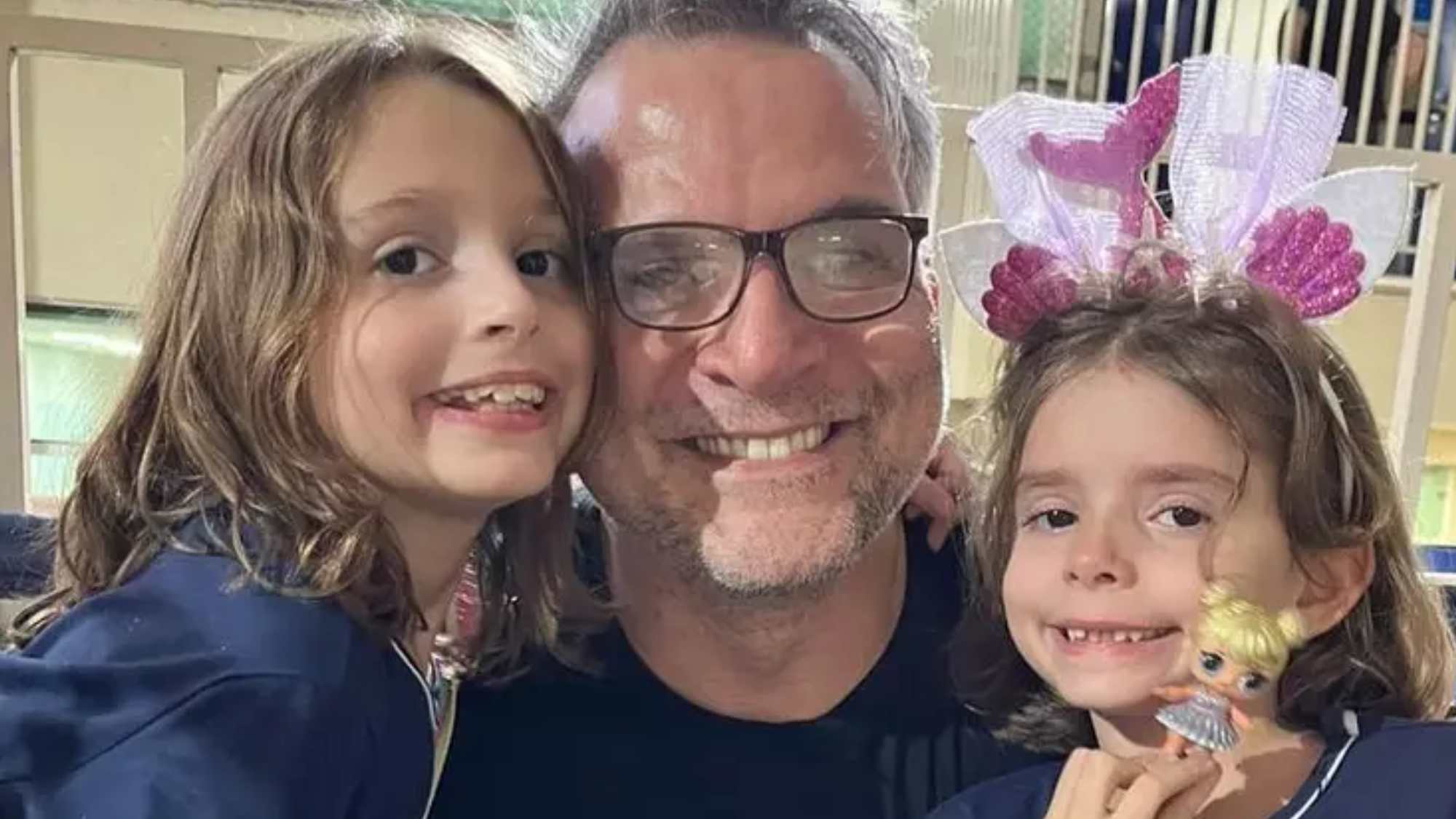 Saulo Vasconcelos compartilha conexão com as filhas através da arte: ‘Orgulhosas de mim’