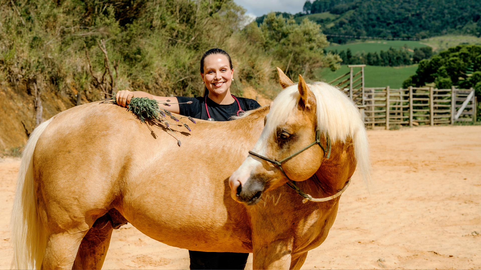 Joelma Leite transforma paixão de infância por cavalos em profissão: ‘Me emociona muito’