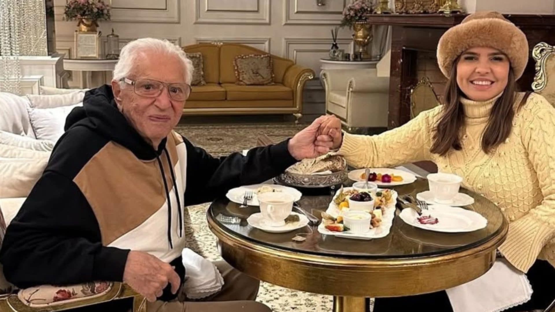 Carlos Alberto de Nóbrega comemora sete anos de casamento em hotel de luxo