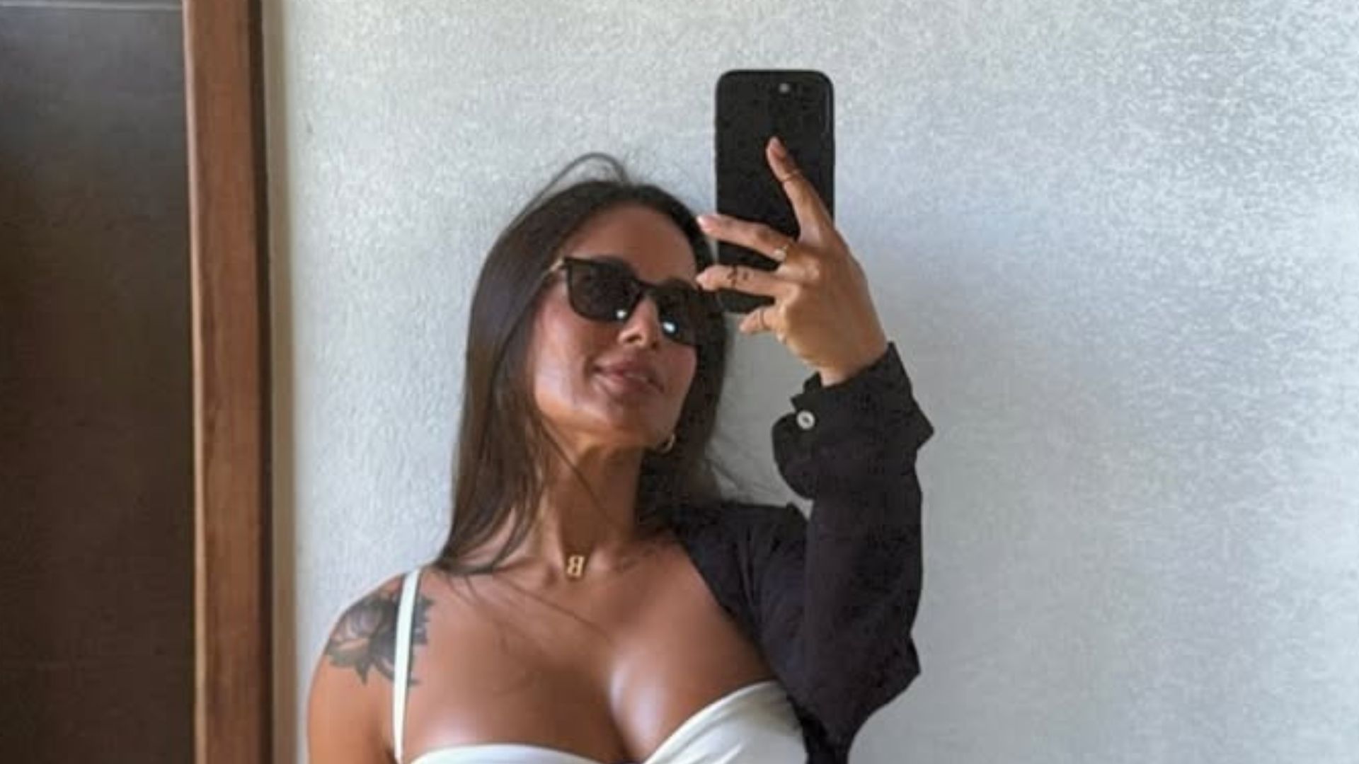 Carol Peixinho exibe o barrigão em viagem a Fernando de Noronha: ‘Buchin’