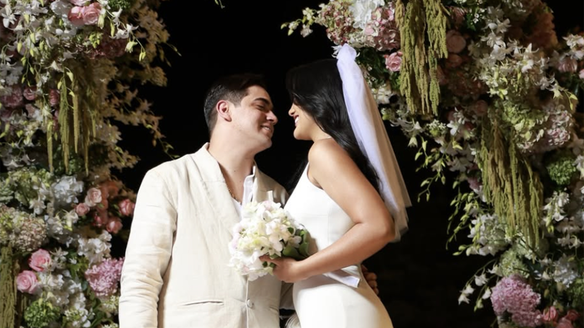 Cantor Natanzinho Lima se casa com Karolly Rayssa no jardim de sua mansão