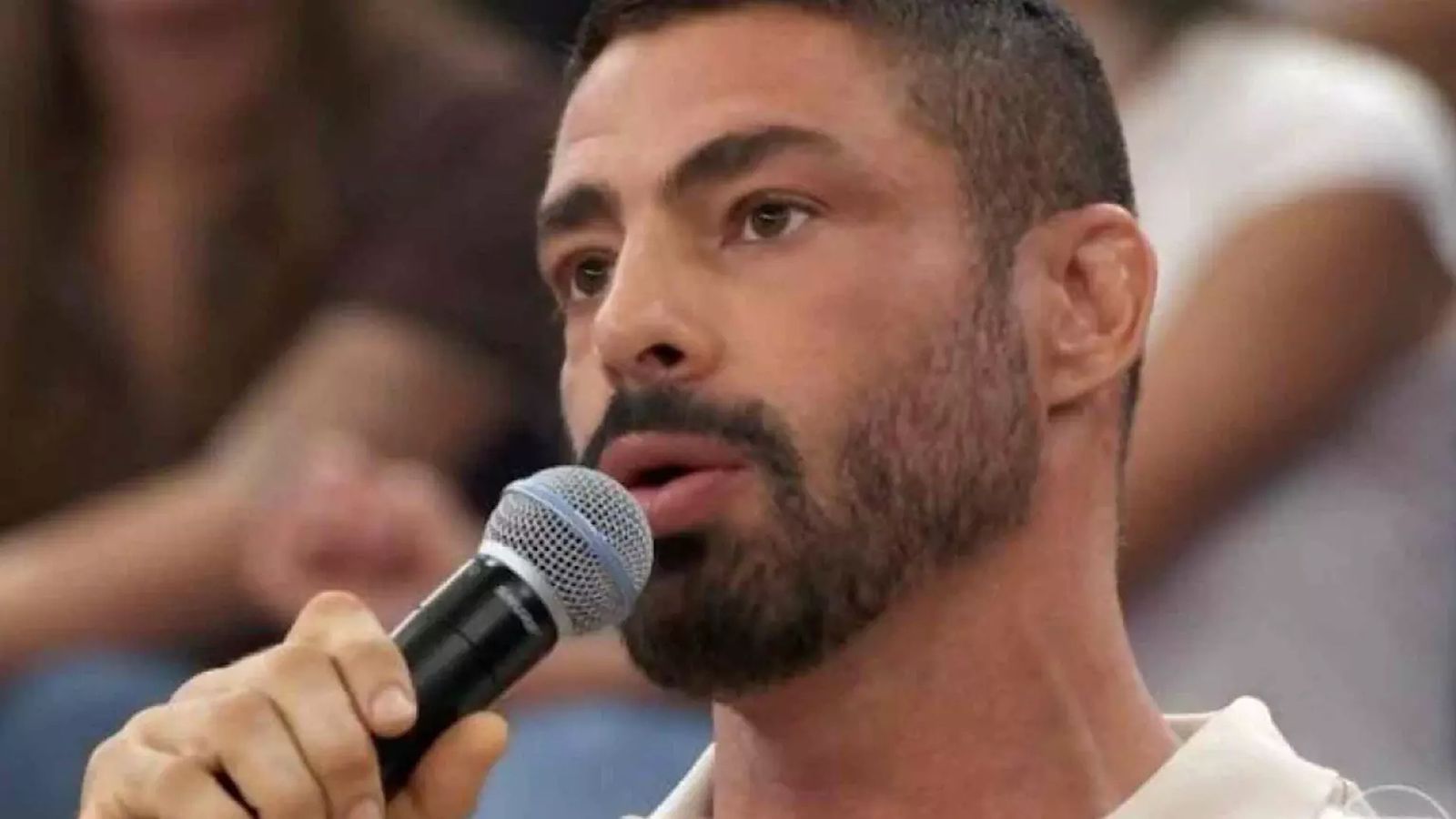 Cauã Reymond desabafa sobre HIV e médico explica: ‘Estigma ainda existe’