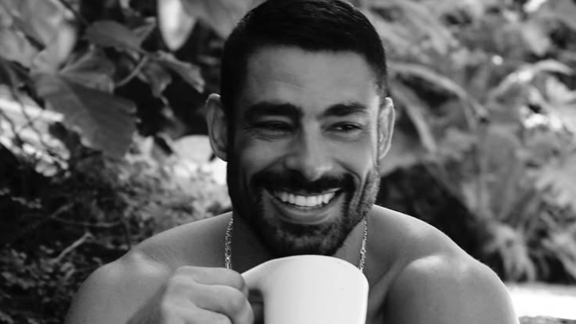 Cauã Reymond causa alvoroço com fotos sem camisa em seu aniversário