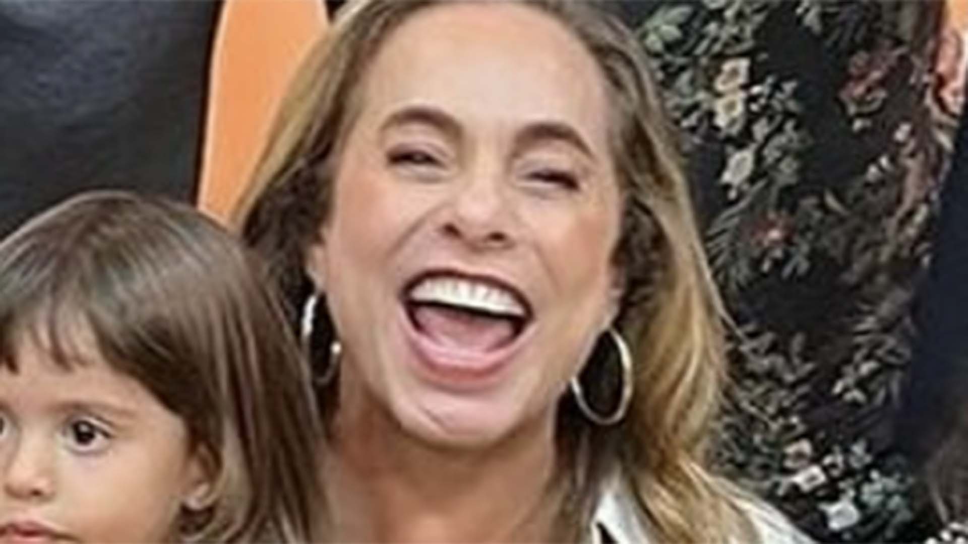 Cissa Guimarães faz rara aparição com os 2 filhos e 3 netos