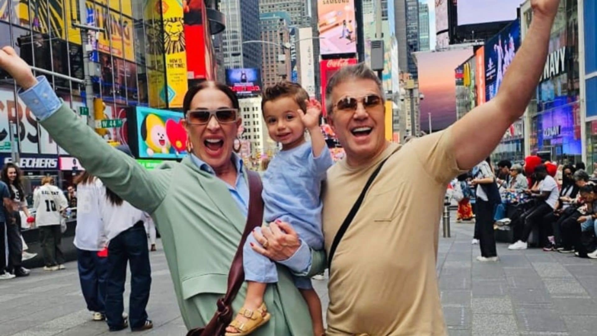 Claudia Raia mostra o filho caçula conhecendo Nova York