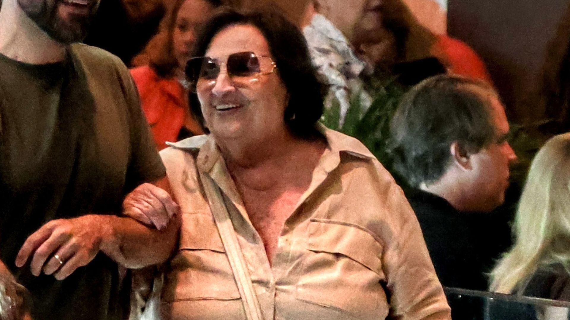 Déa Lúcia faz aparição rara ao lado dos netos em shopping no RJ