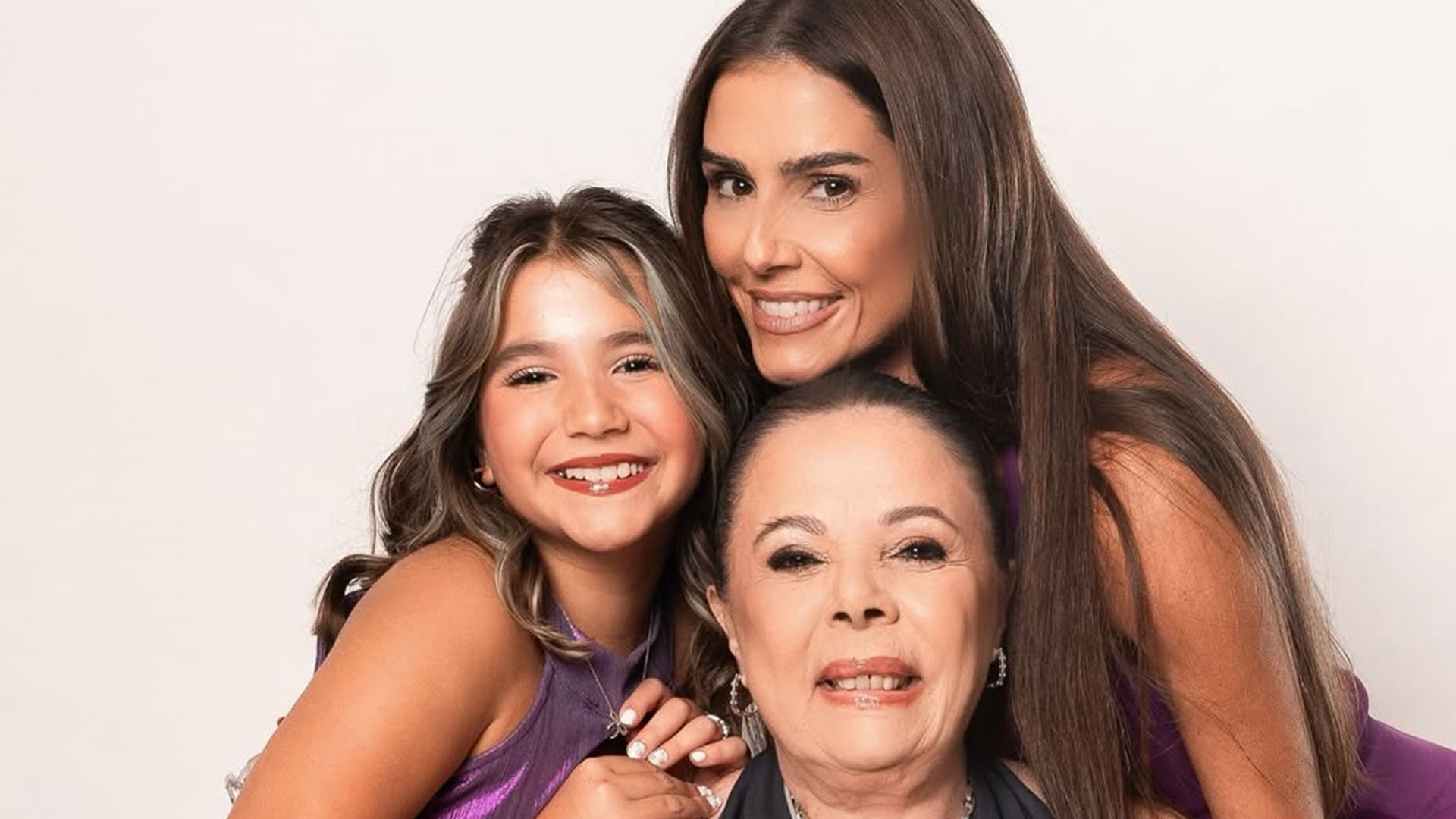 Deborah Secco encanta ao posar ao lado da mãe e da filha