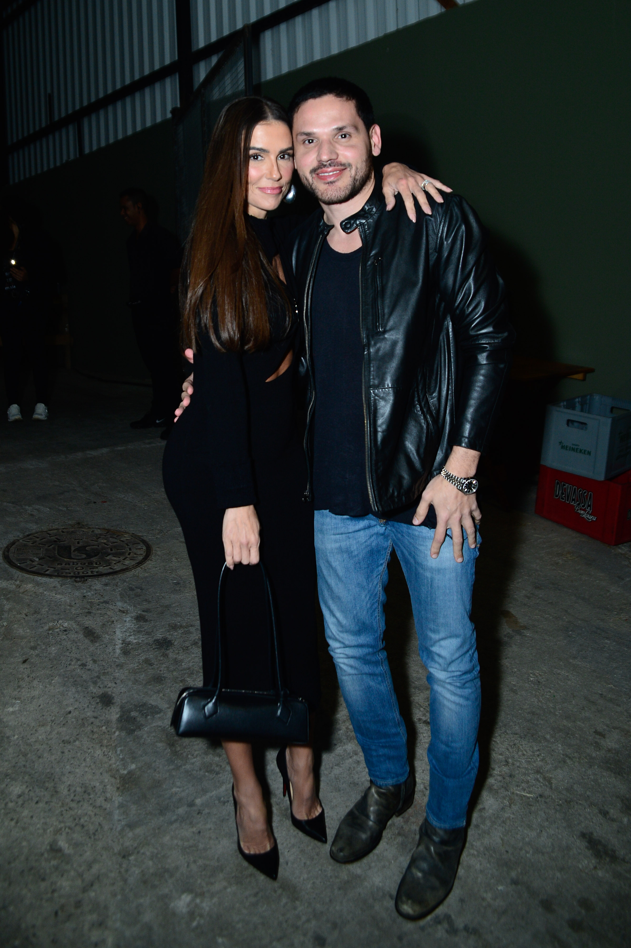 Deborah Secco surge agarradinha com o namorado, Dudu Borges; veja