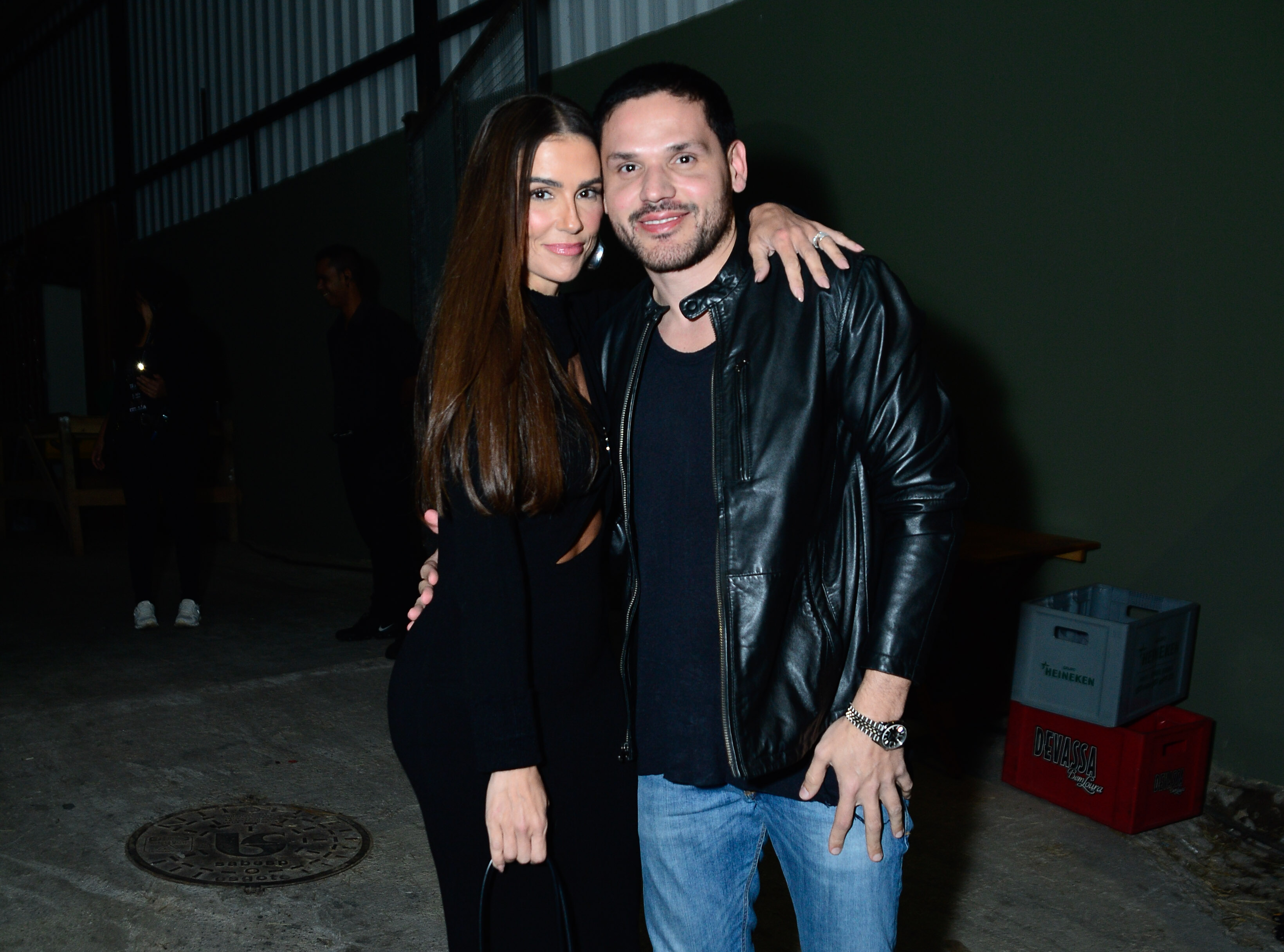 Deborah Secco surge agarradinha com o namorado, Dudu Borges; veja