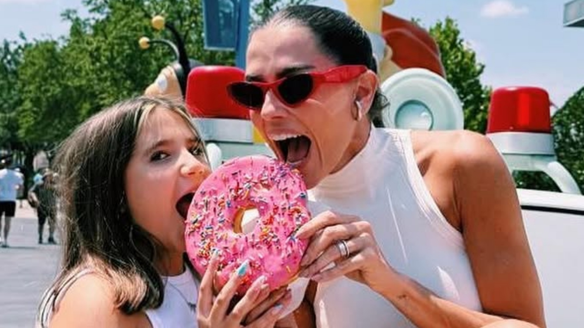 Deborah Secco e filha se divertem em parque nos EUA: ‘Criando memórias’