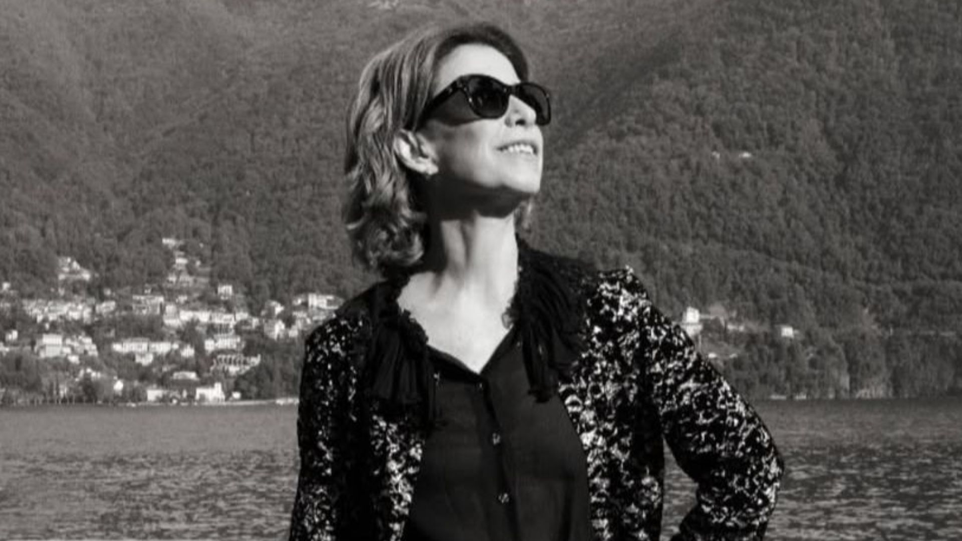 Longe do Met Gala, Fernanda Torres arranca elogios ao posar em lago na Itália