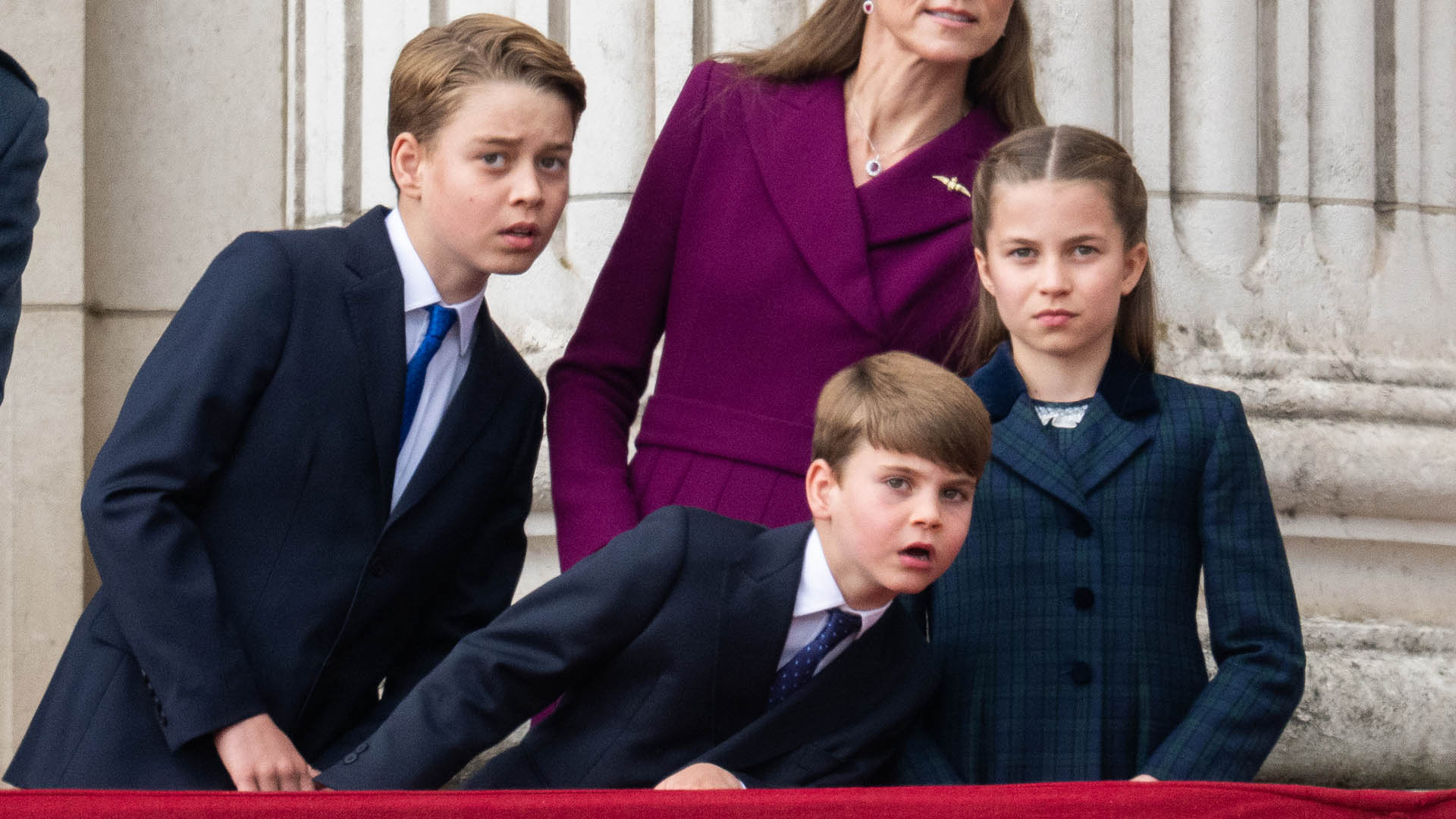 Filhos de Kate Middleton e príncipe William roubam a cena em evento oficial