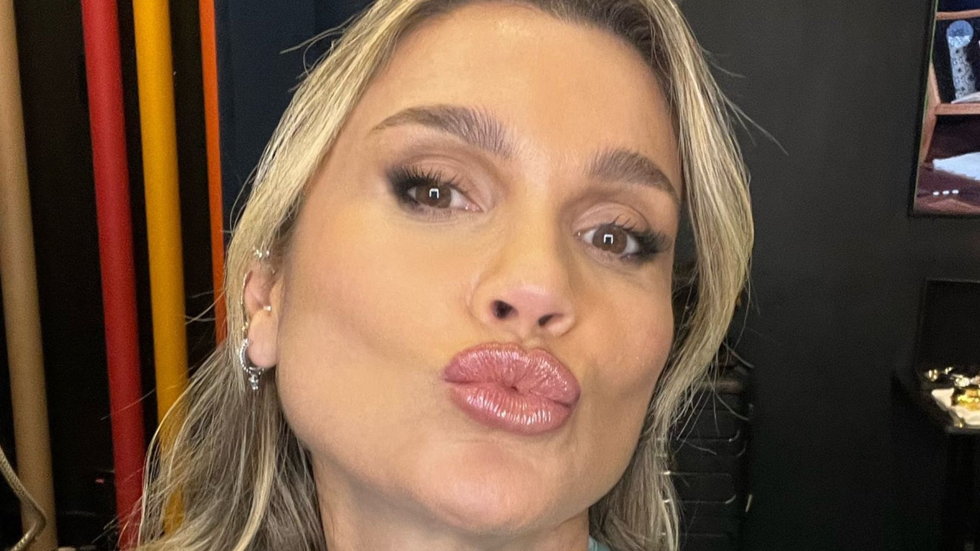 Adeus ao loiro! Flávia Alessandra arranca elogios dos fãs com mudança no visual