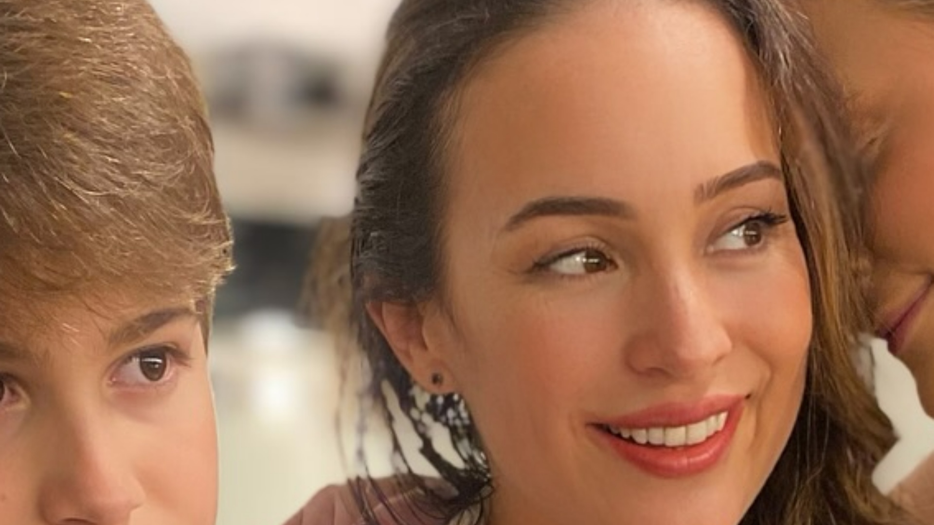 Gabriela Duarte chama atenção ao postar foto com os filhos: ‘Lindos’