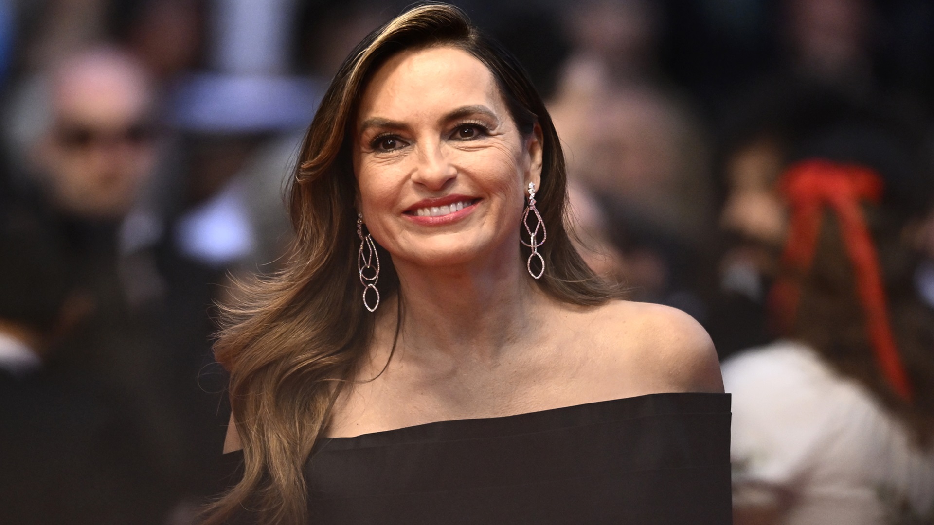 Filha de brasileiro, estrela de Law & Order revela segredo familiar guardado por 30 anos