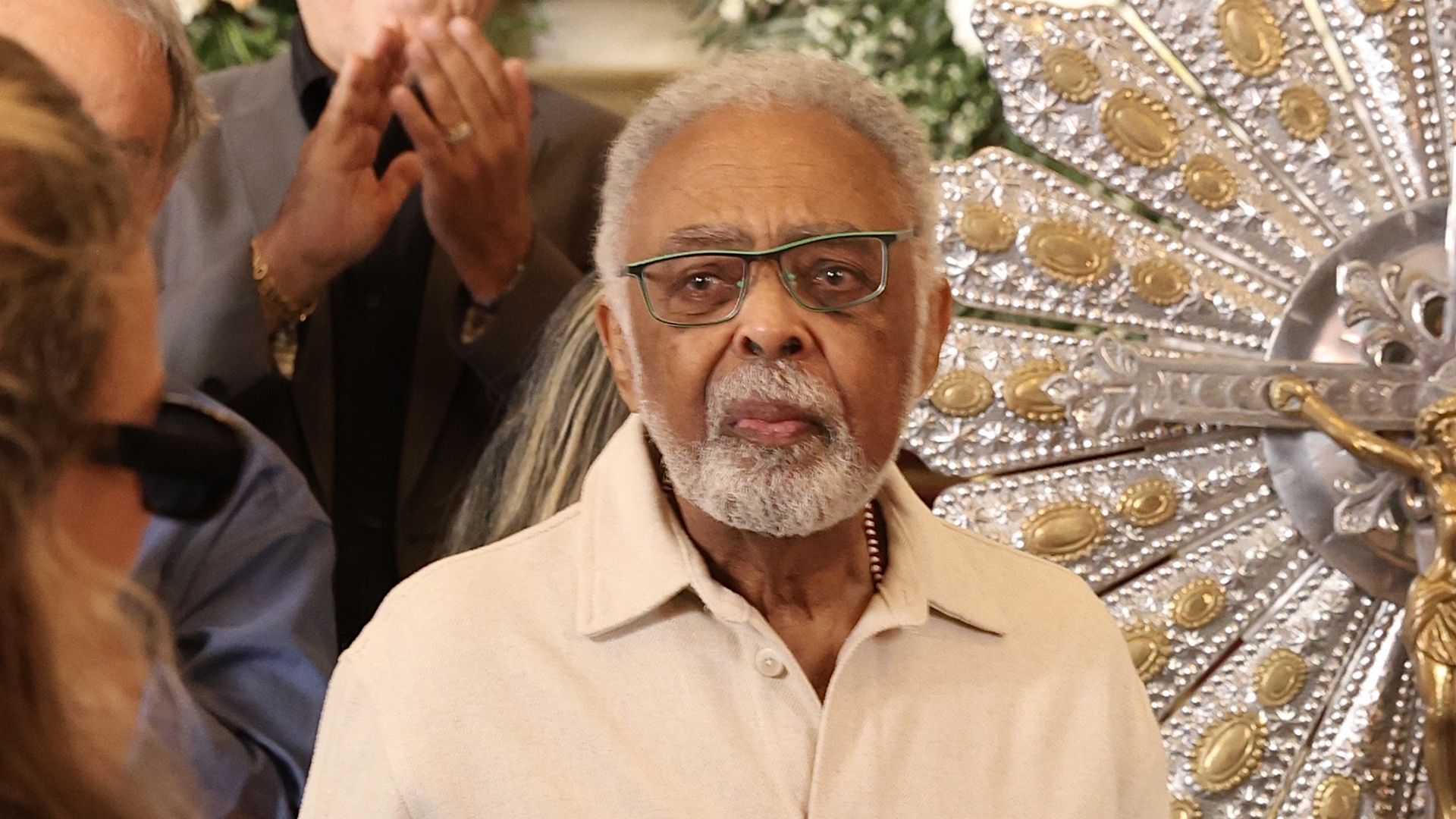 Gilberto Gil vai ao velório da ex-mulher, Nana Caymmi, com a atual esposa