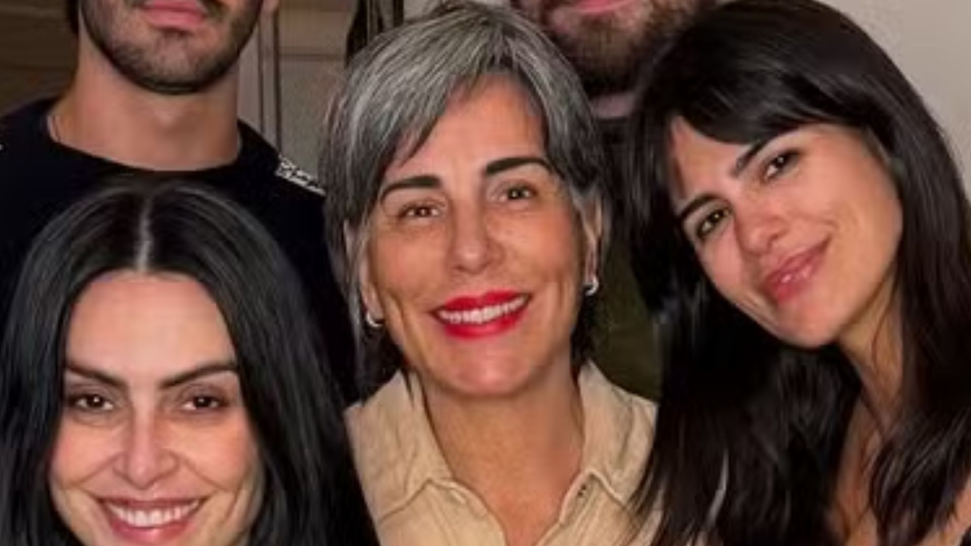Gloria Pires faz aparição rara em família e presença especial na foto rouba a cena