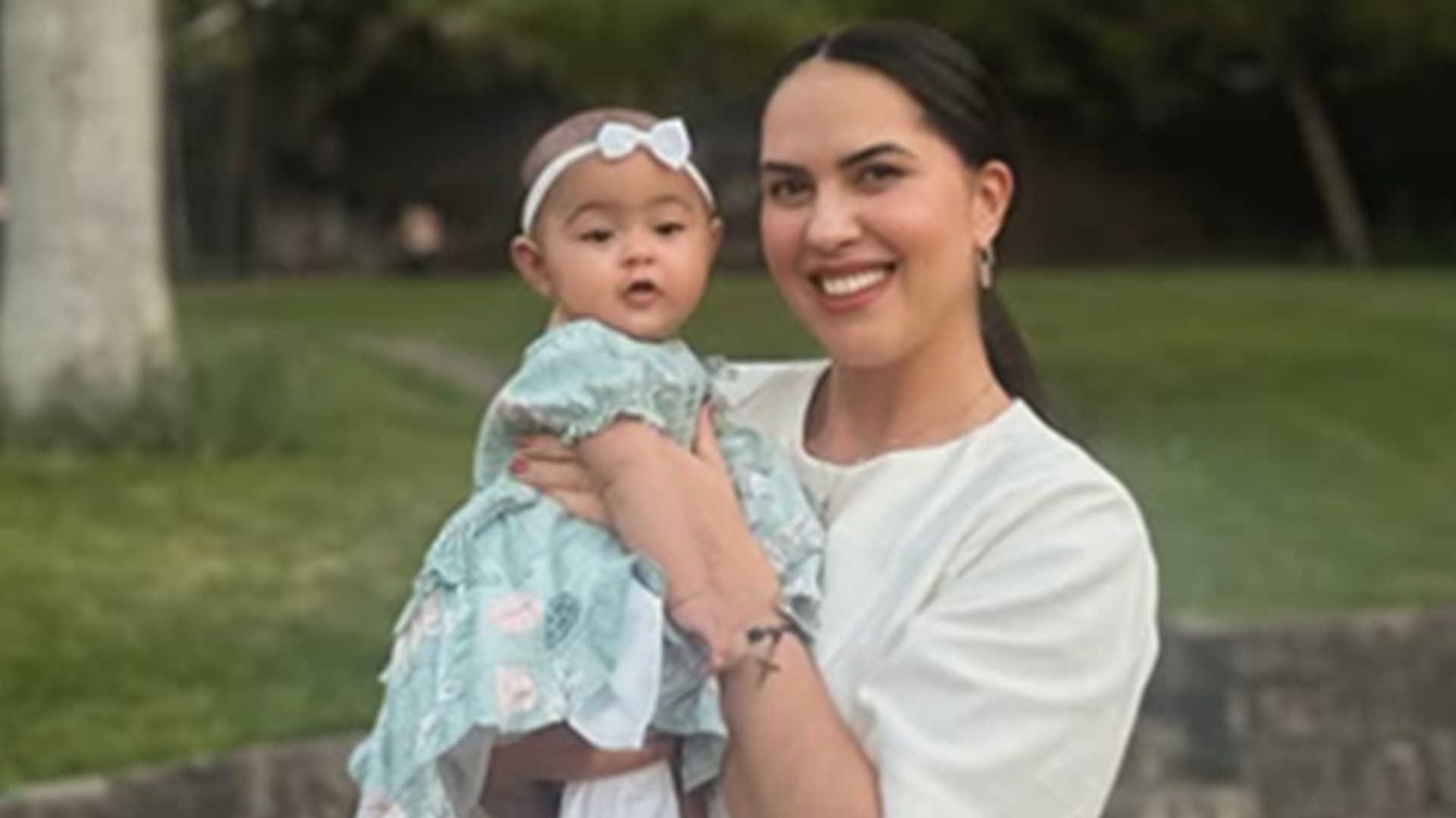 Graciele Lacerda mostra Clara, sua filha com Zezé Di Camargo, usando sua primeira calça jeans