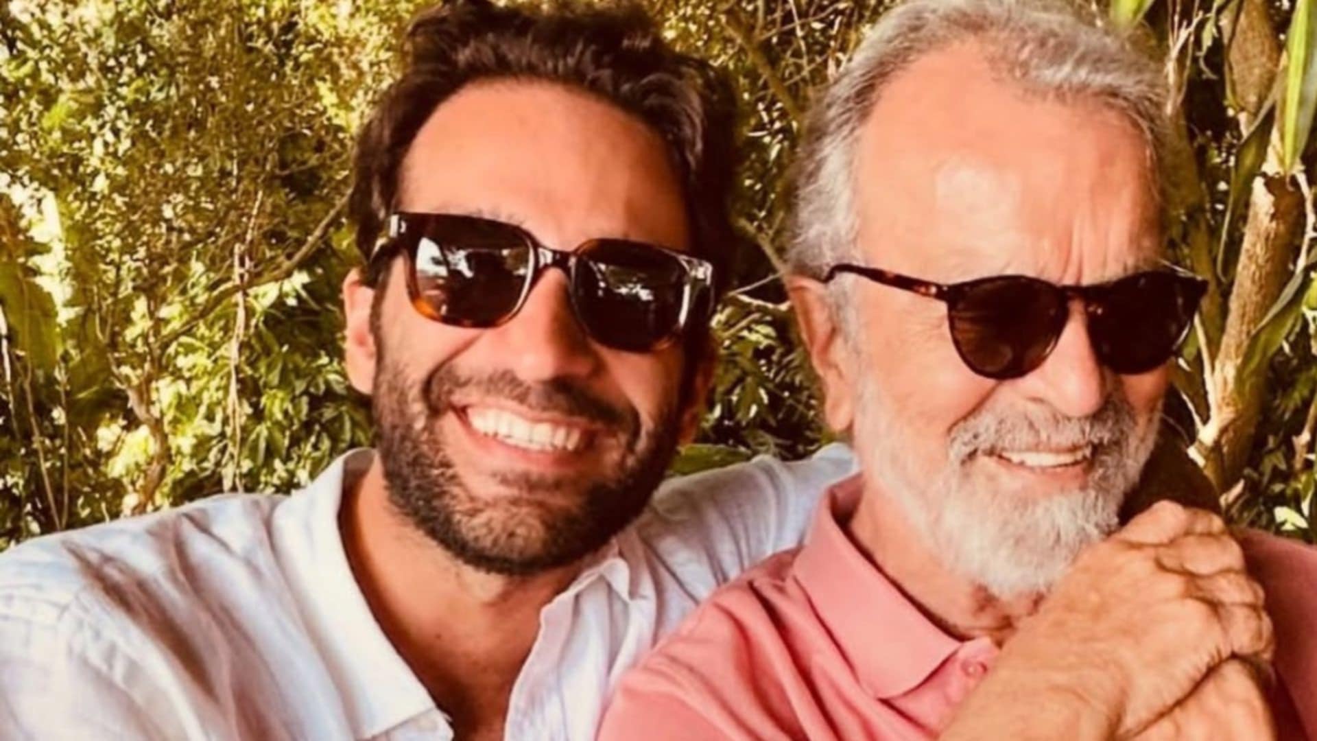 Humberto Carrão causa com fotos raras com o pai: ‘Sogro de todas nós’