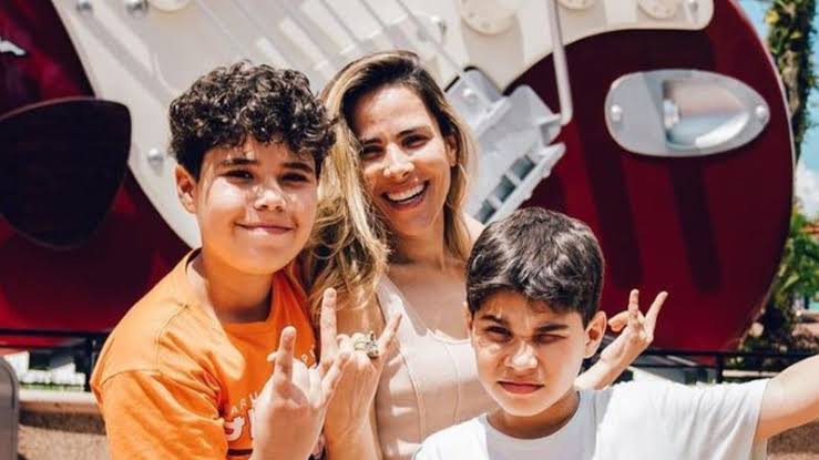Wanessa Camargo ao lado dos filhos, João Marcus e João Francisco