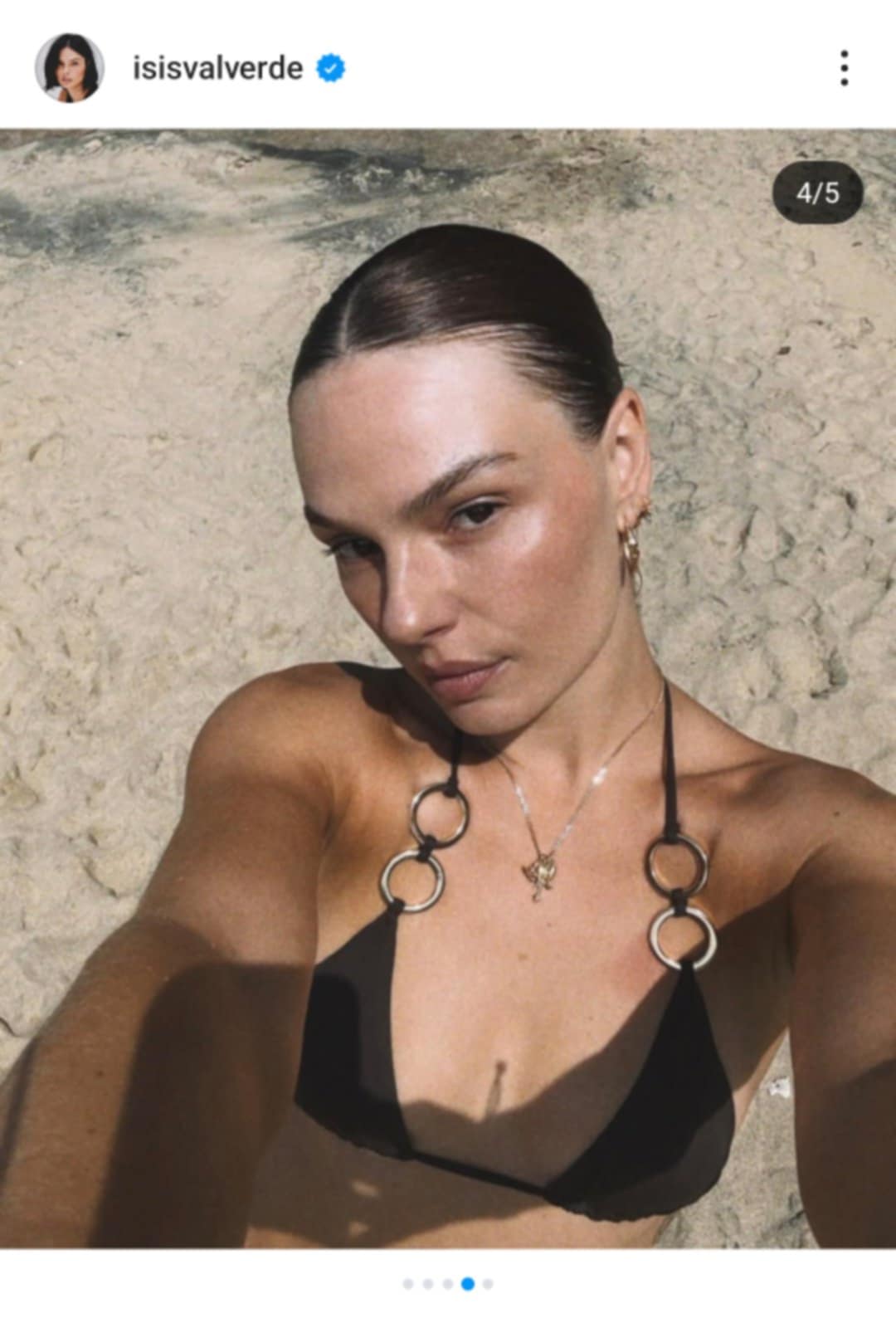 Após casamento, Isis Valverde esbanja beleza na praia
