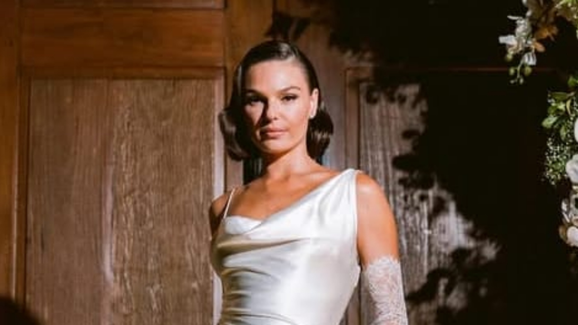 Isis Valverde usa vestido icônico em festa de casamento com Marcus Buaiz
