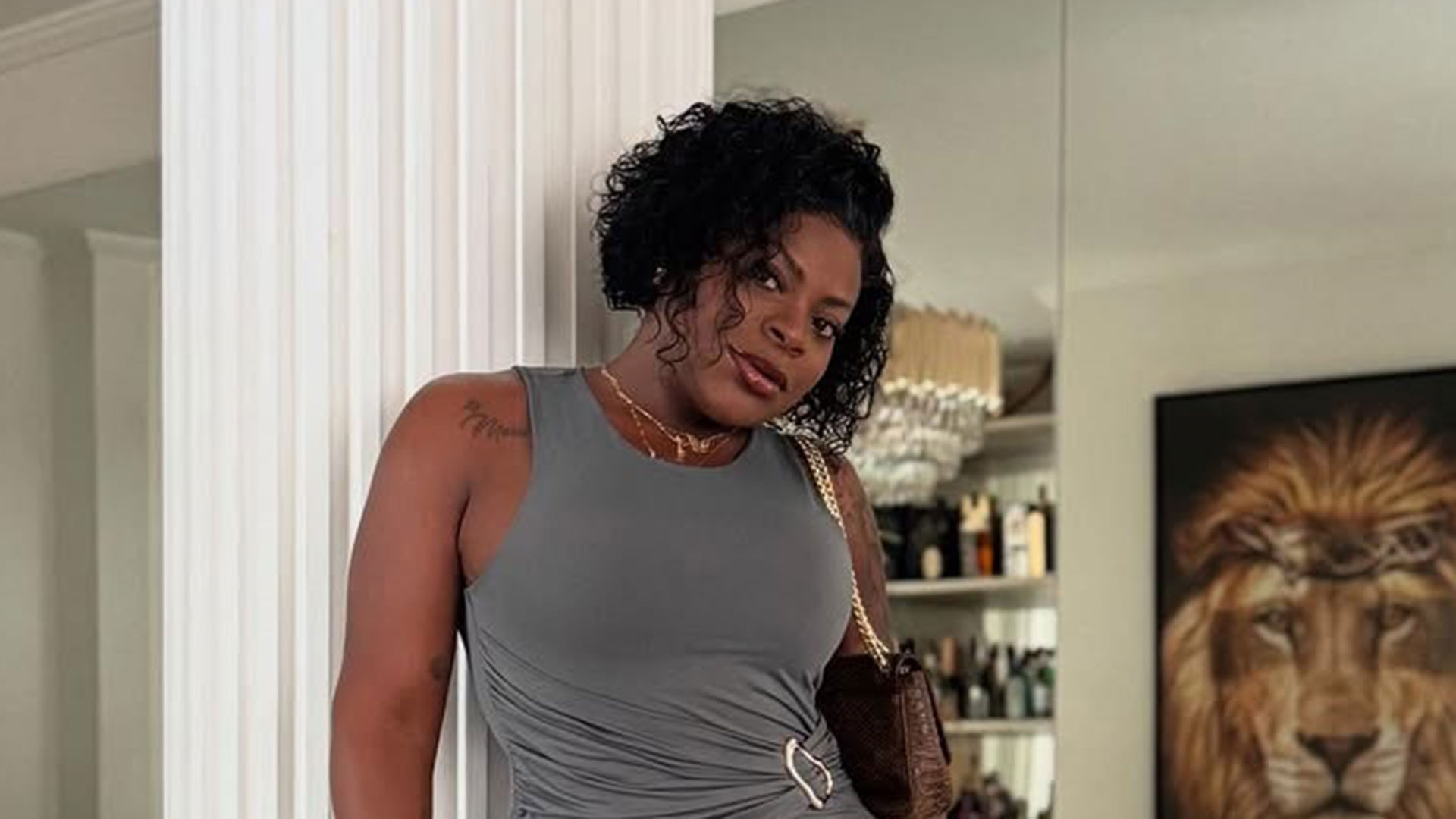 Jojo Todynho arrasa em foto fazendo pole dance: ‘Dedique-se’