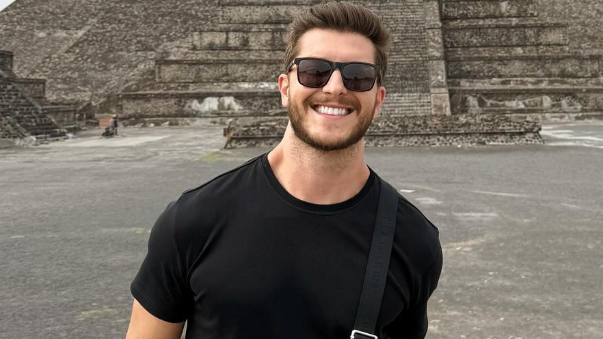 Klebber Toledo chama atenção ao mostrar fotos de sua viagem ao México