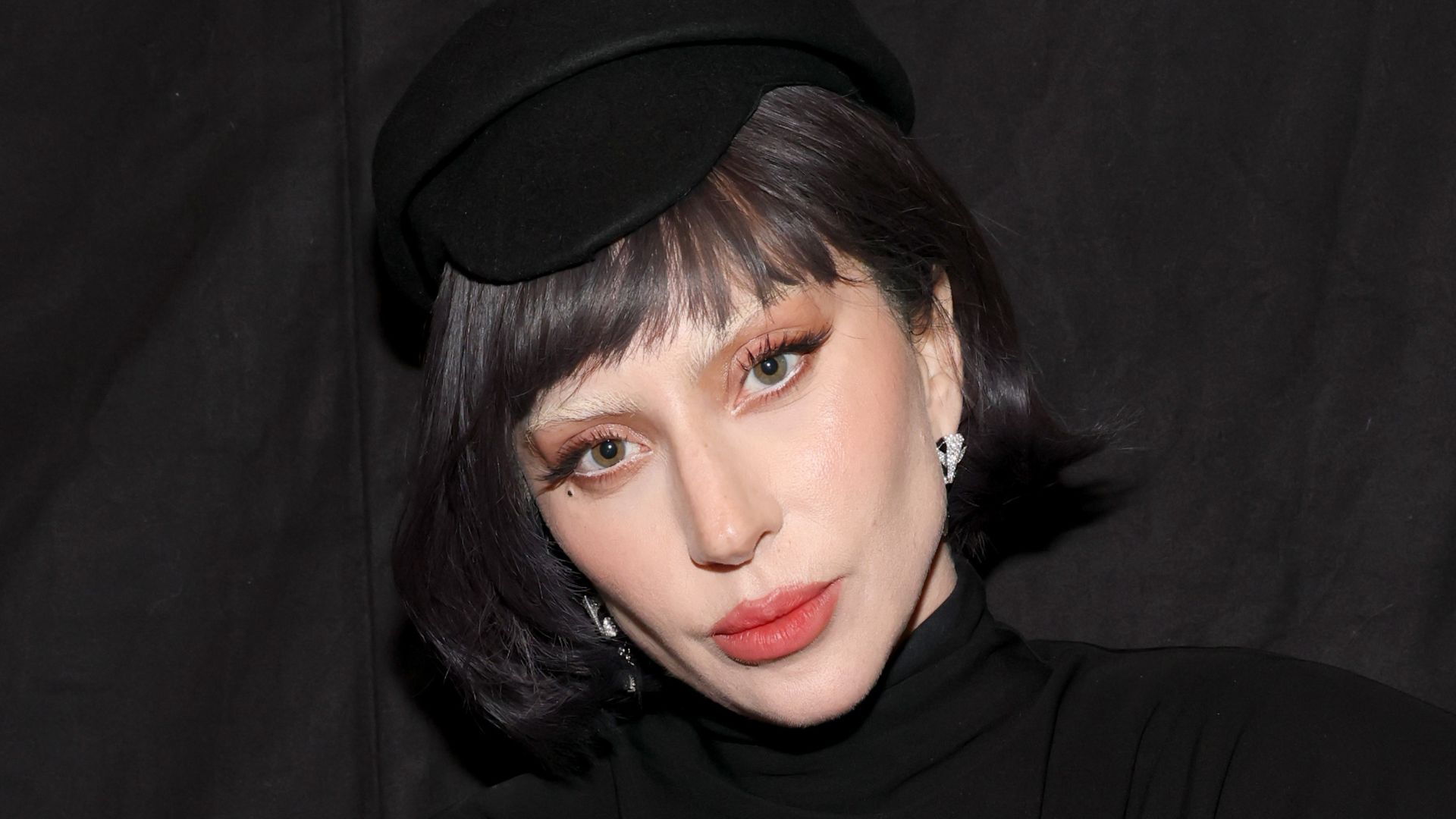 Lady Gaga tem rosto estampado em colagem feita por artista brasileiro; veja