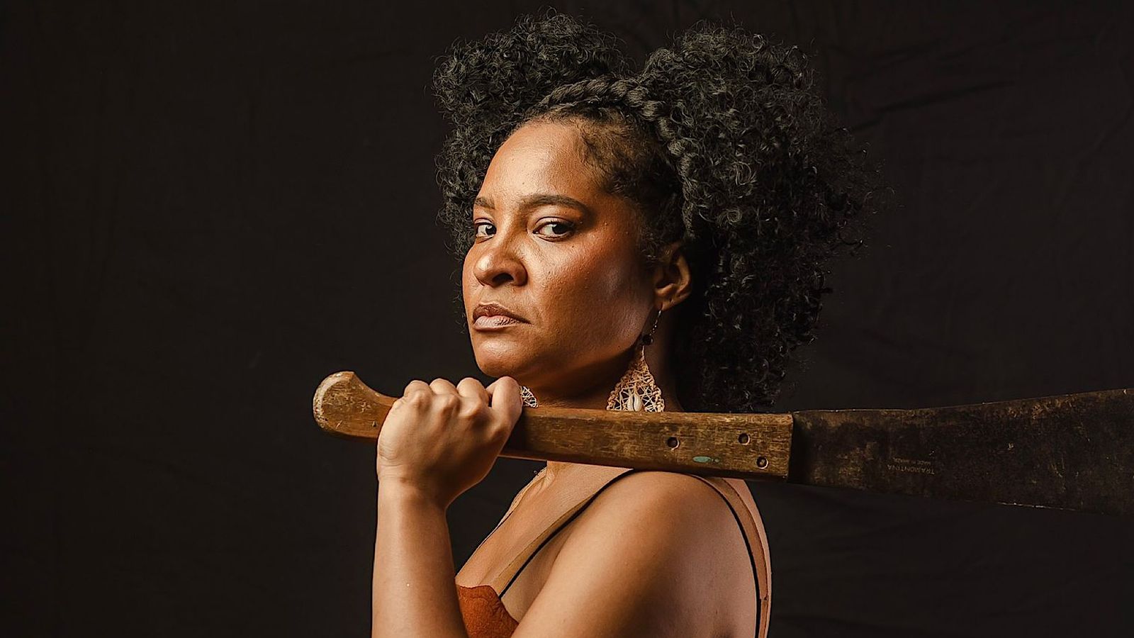 Larissa Luz incorpora história silenciada nos palcos: ‘Diz muito sobre um povo esquecido’
