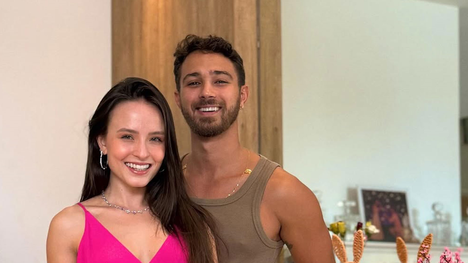 Larissa Manoela e André Luiz Frambach resgatam passarinhos: ‘Abandonaram’