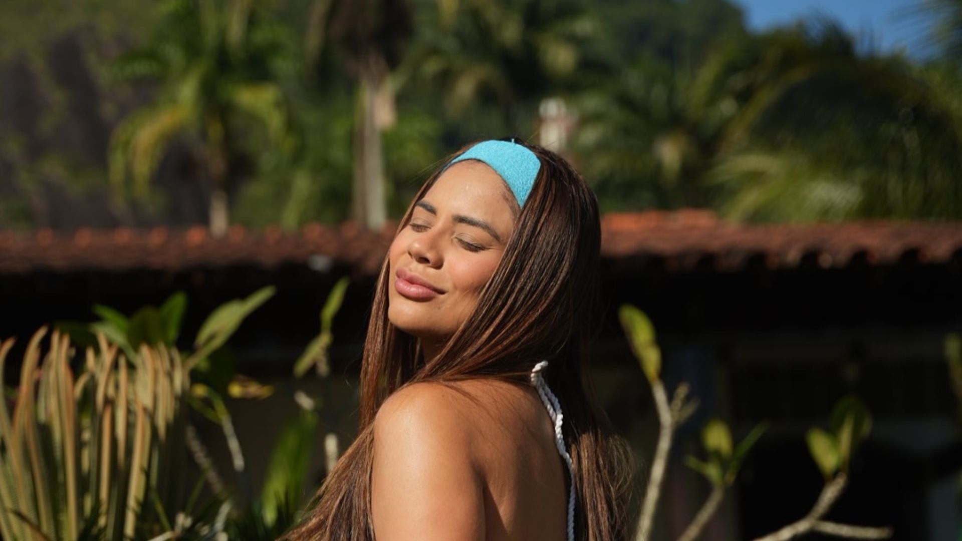 Lexa esbanja beleza e elegância ao posar de biquíni em lancha