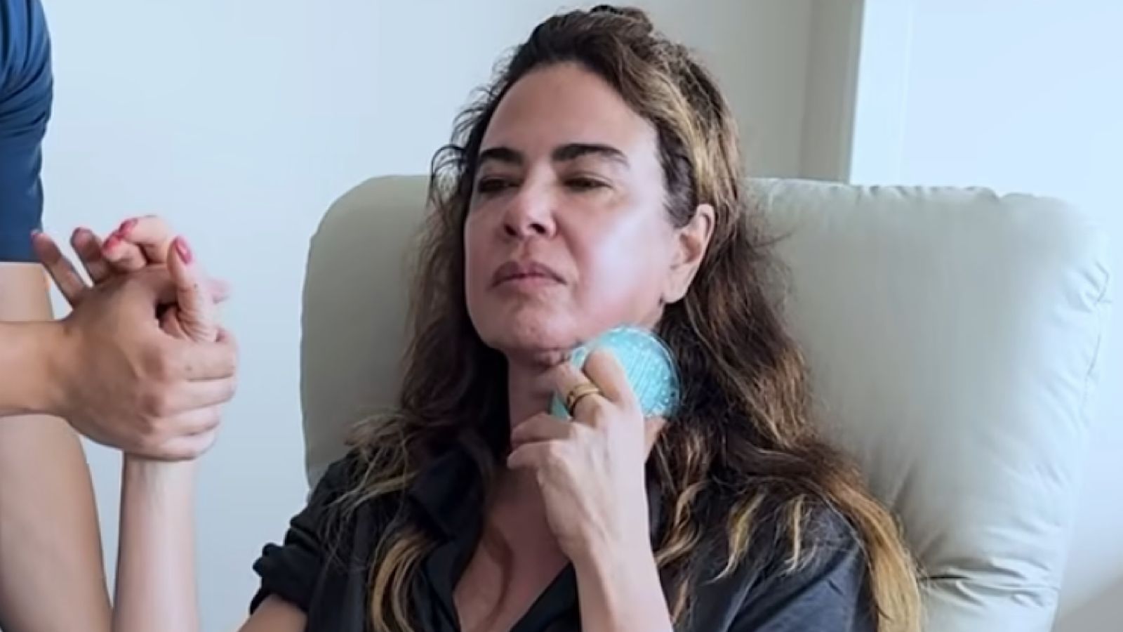 Médico avalia atitude de Luciana Gimenez após complicação na voz: ‘Essa abordagem é indicada’