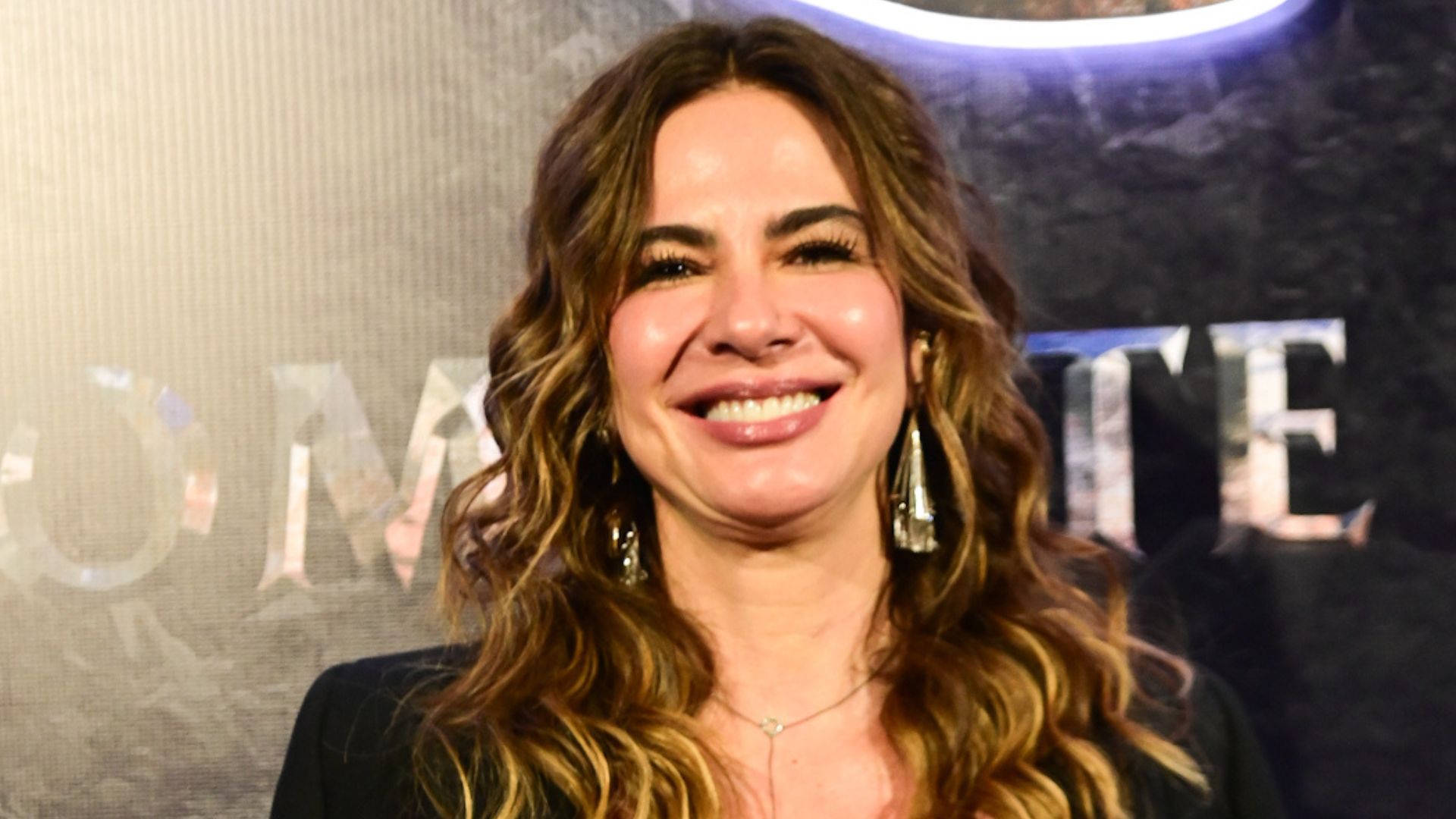 Luciana Gimenez surge com look transparente em pré-estreia de filme; veja