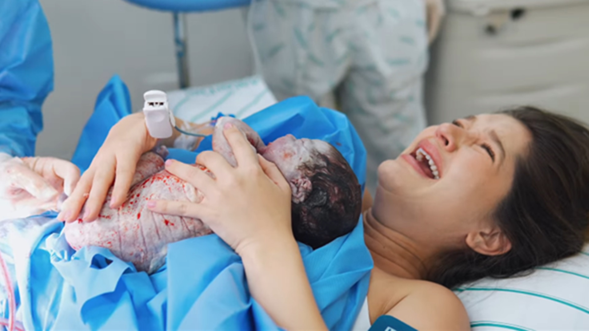 Filha do cantor Leandro exibe vídeo inédito de como foi o parto da caçula