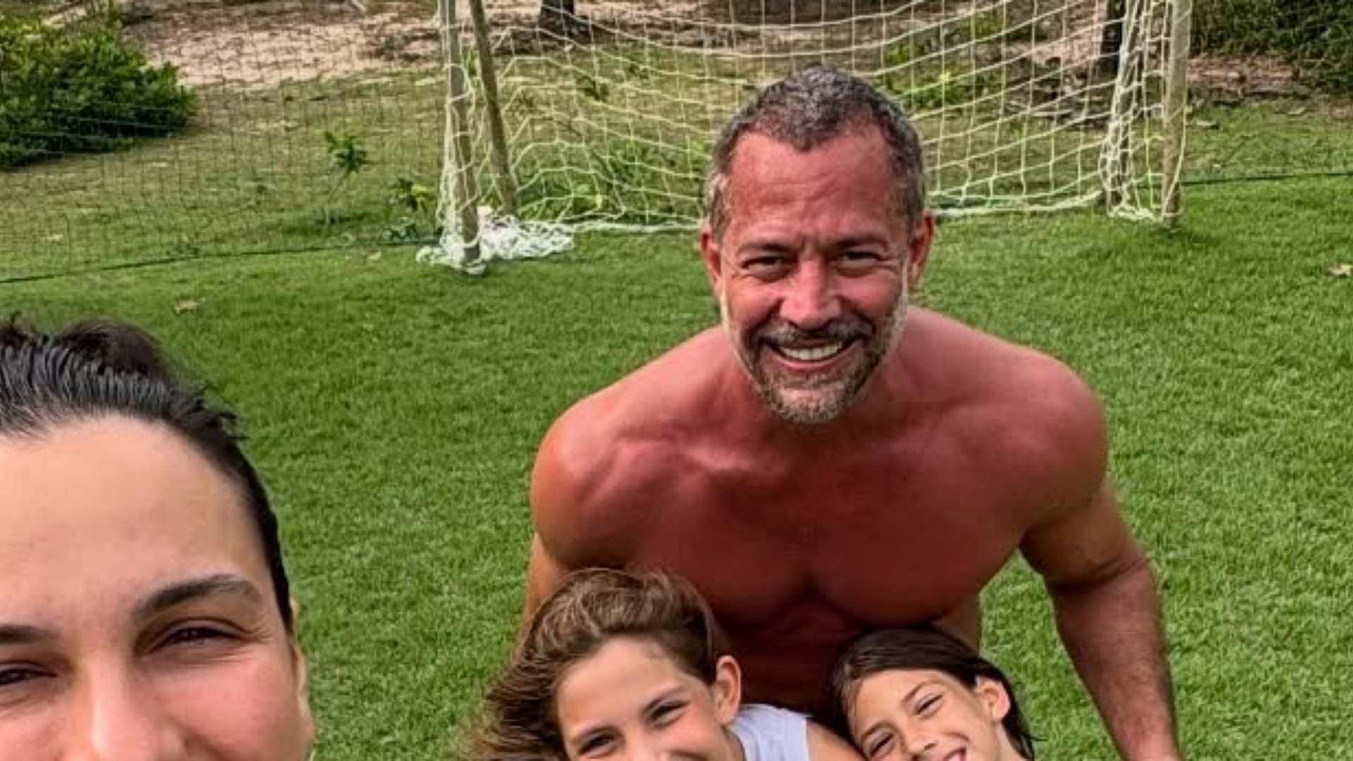 Malvino Salvador abre álbum de fotos de viagem em família para a Bahia
