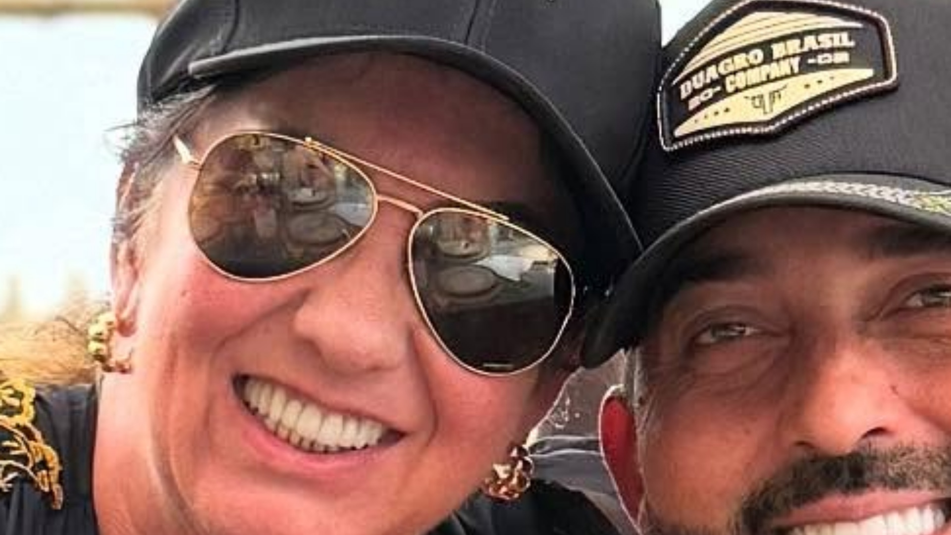 Mãe de Virginia Fonseca curte viagem com o filho: ‘Celebrando a vida’