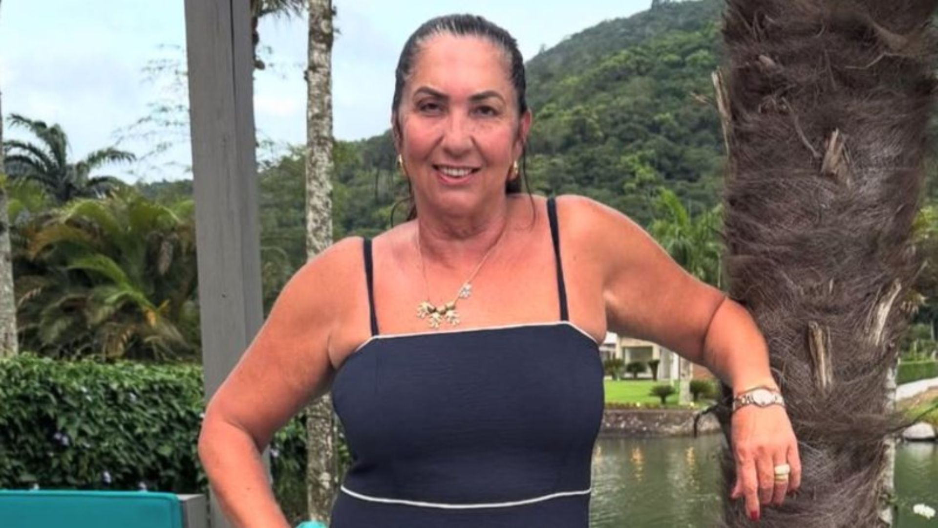 Mãe de Virginia faz aparição rara com o novo namorado em viagem à Bahia