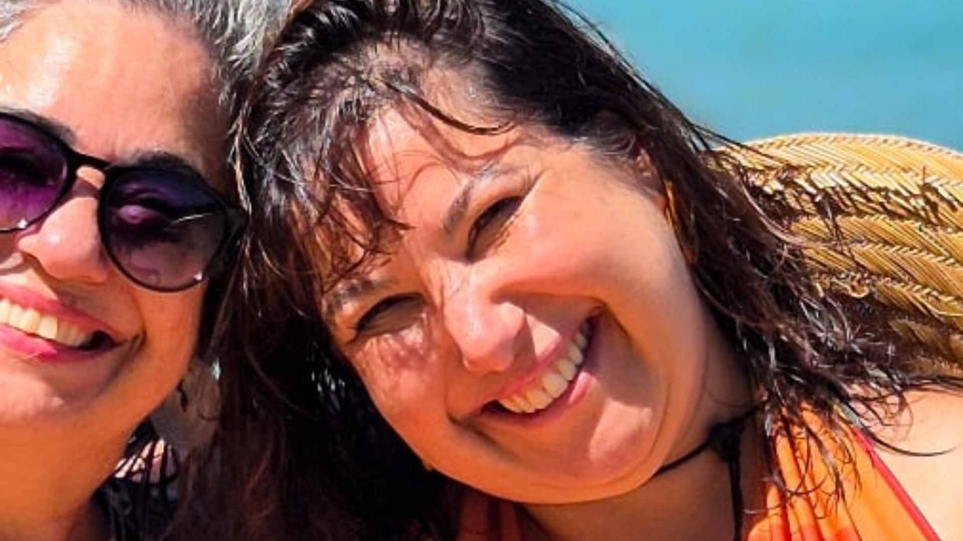 Mariana Xavier esbanja beleza ao aproveitar dia na praia com a mãe
