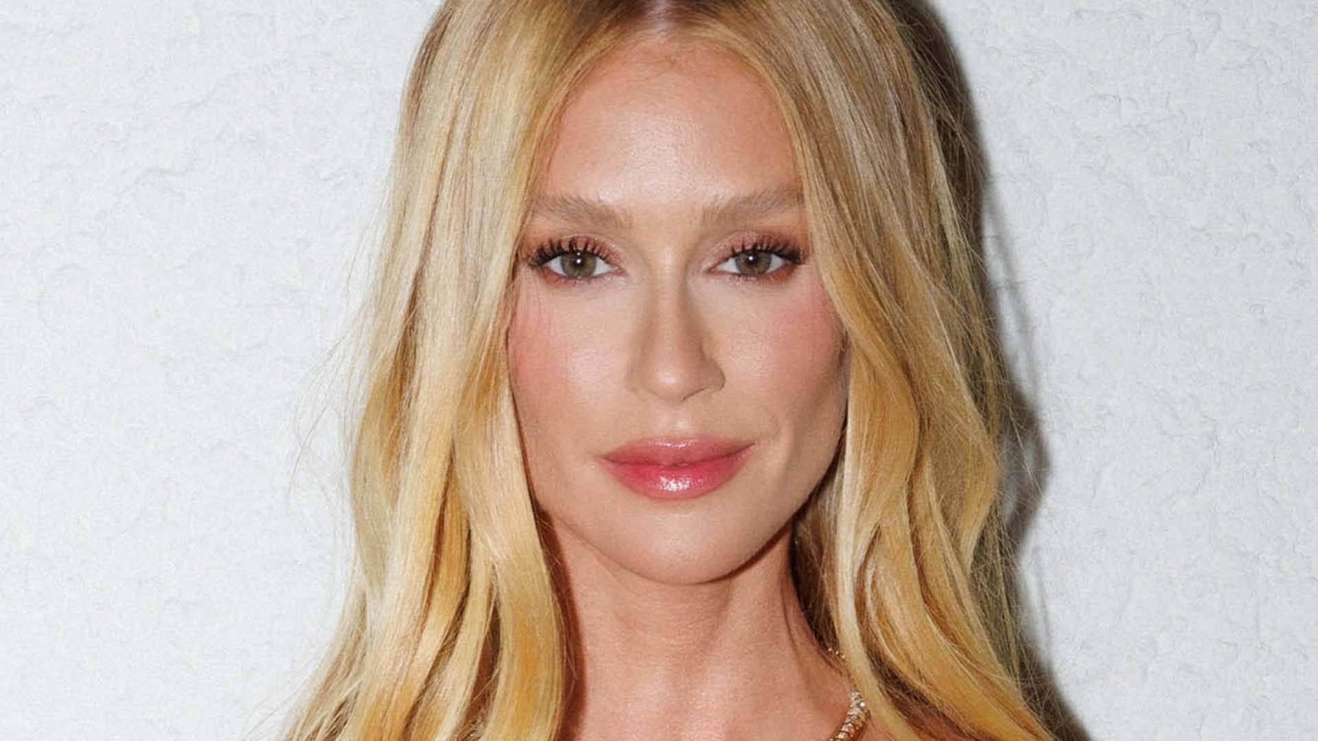 Marina Ruy Barbosa exibe o cabelo loiro em nova aparição na França