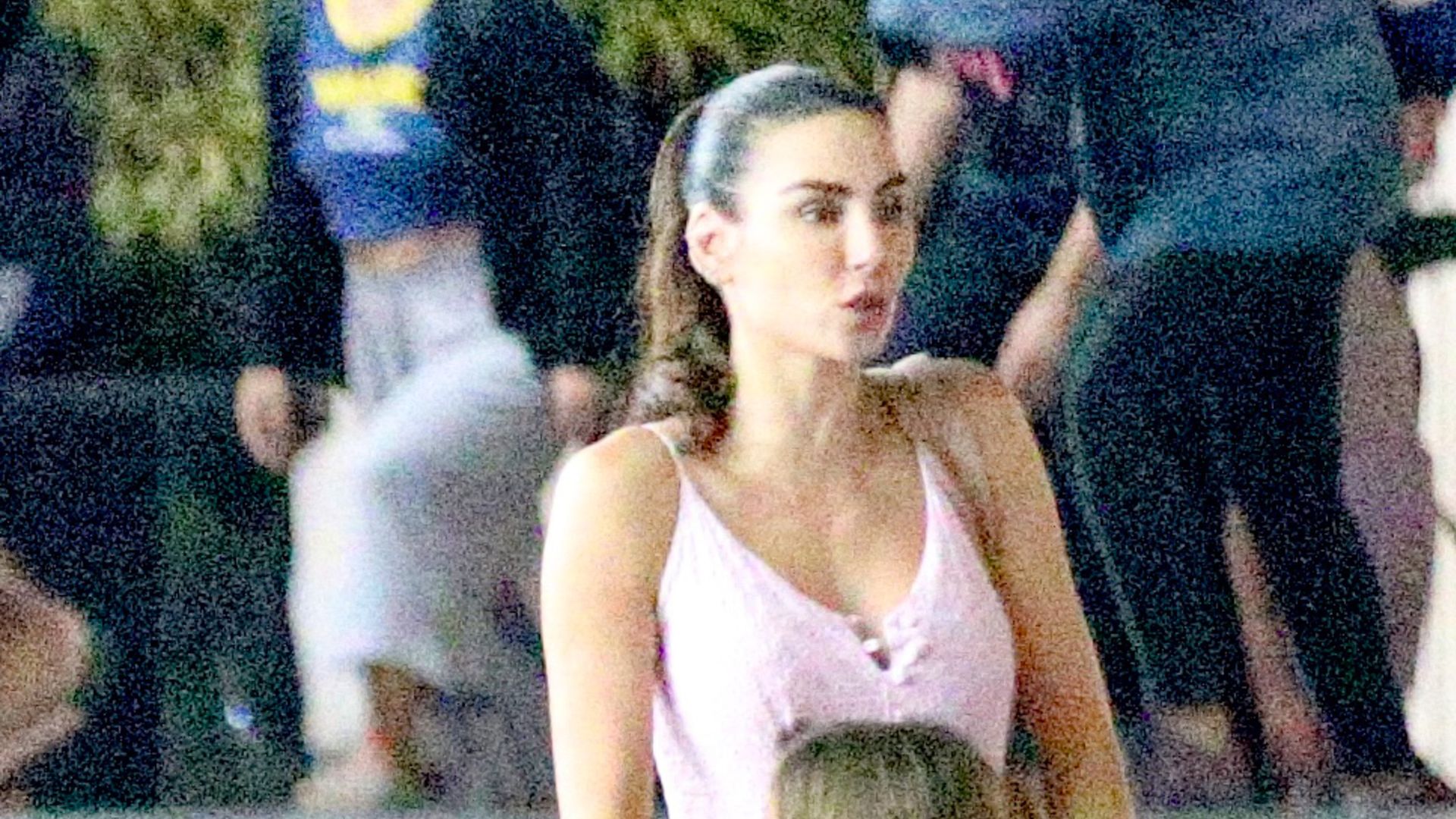 Mel Fronckowiak faz aparição rara com a filha em cinema no RJ
