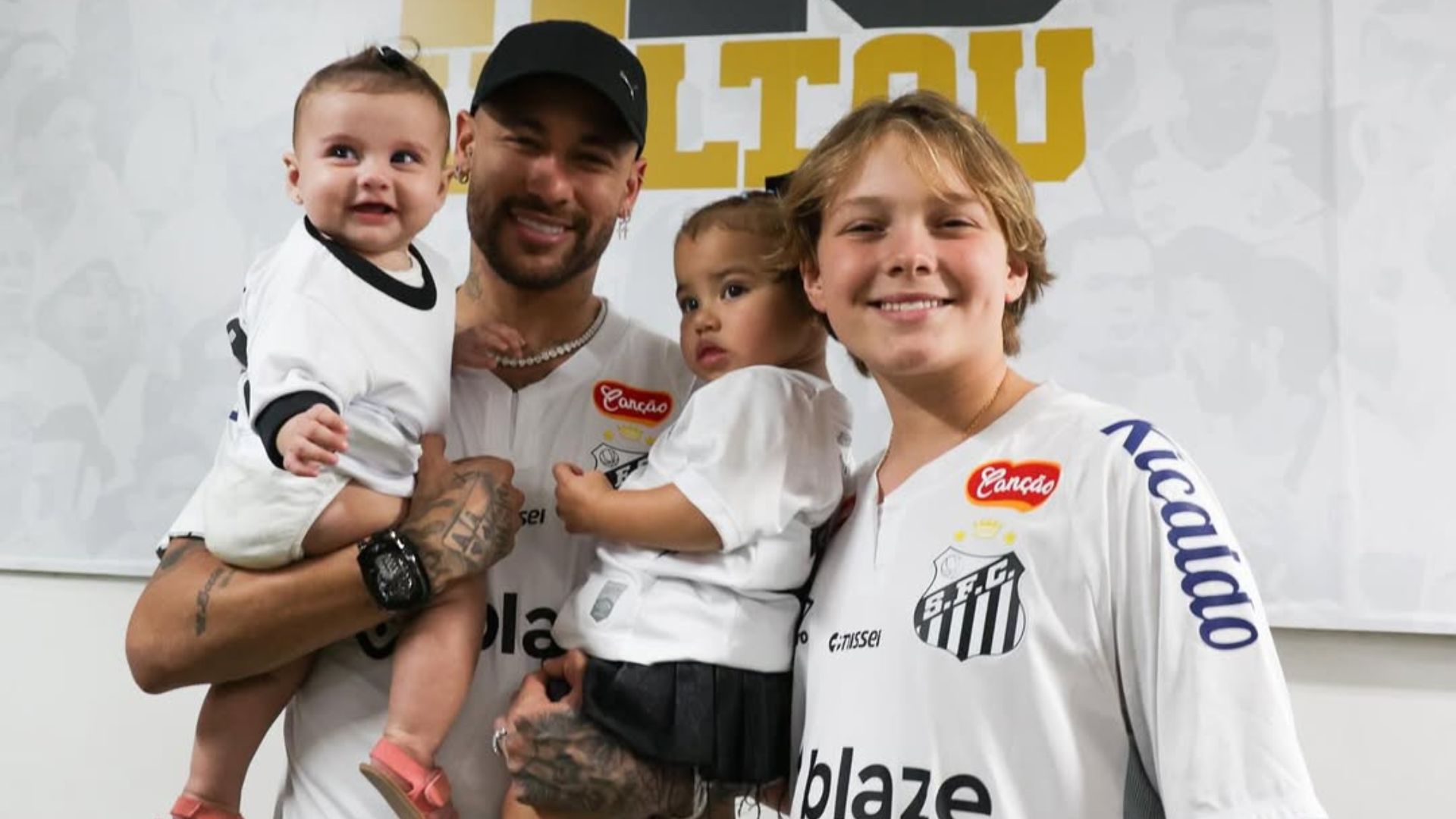 Neymar encanta ao compartilhar fotos raras das suas duas filhas juntas