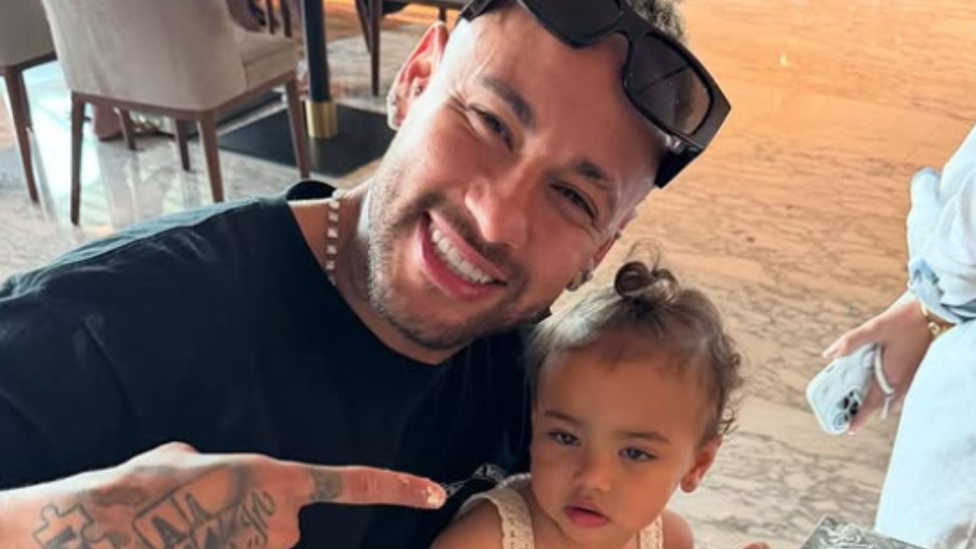 Neymar Jr. encanta ao fotografar Mavie antes da aula de balé