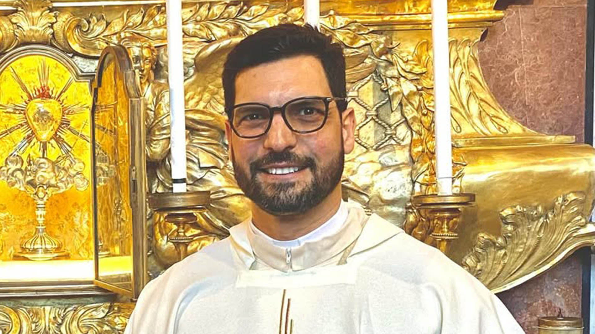 Padre gato do Conclave conquista milhares de seguidores nas redes sociais