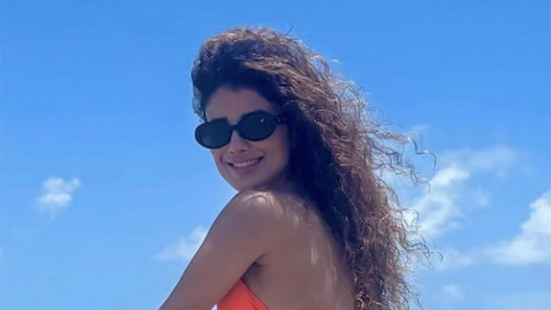 Paula Fernandes exibe as curvas impecáveis em foto com look fio-dental