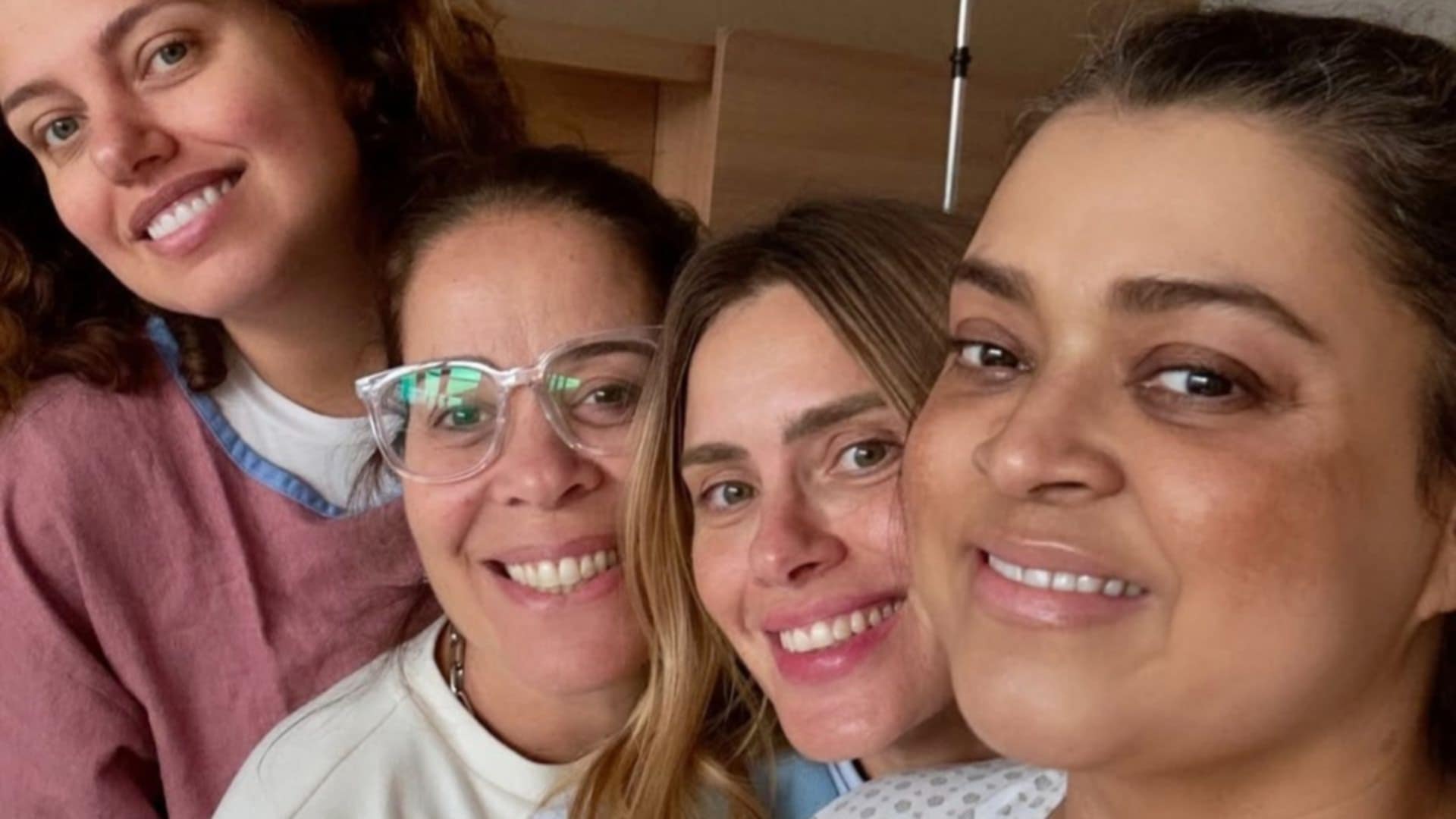 Preta Gil posta foto com as amigas no hospital após uma semana de show
